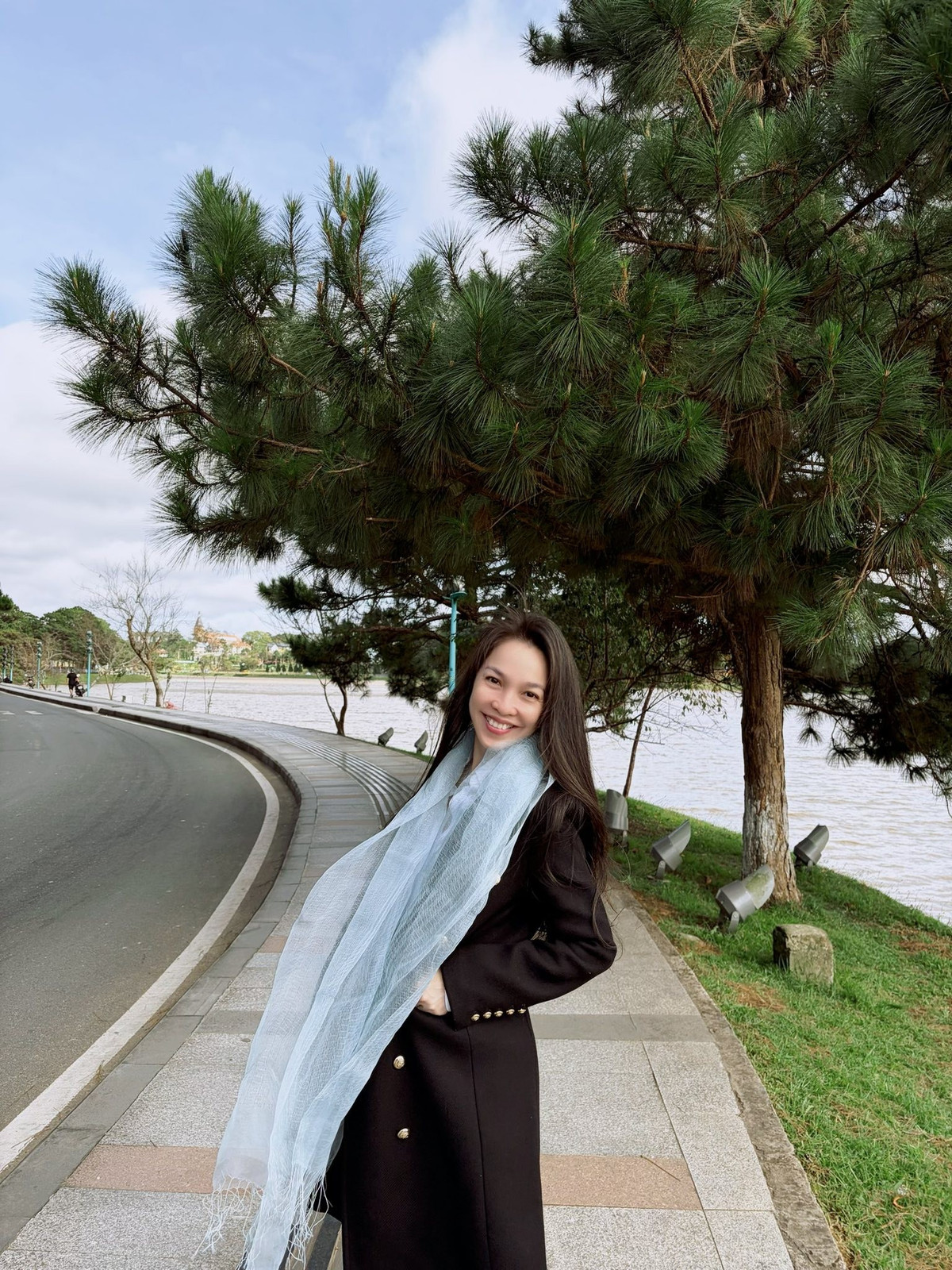 Ca sĩ Hiền Thục thả dáng bên hồ, khoe nhan sắc rạng ngời. Ảnh: FB Nguyễn Thị Hiền Thục