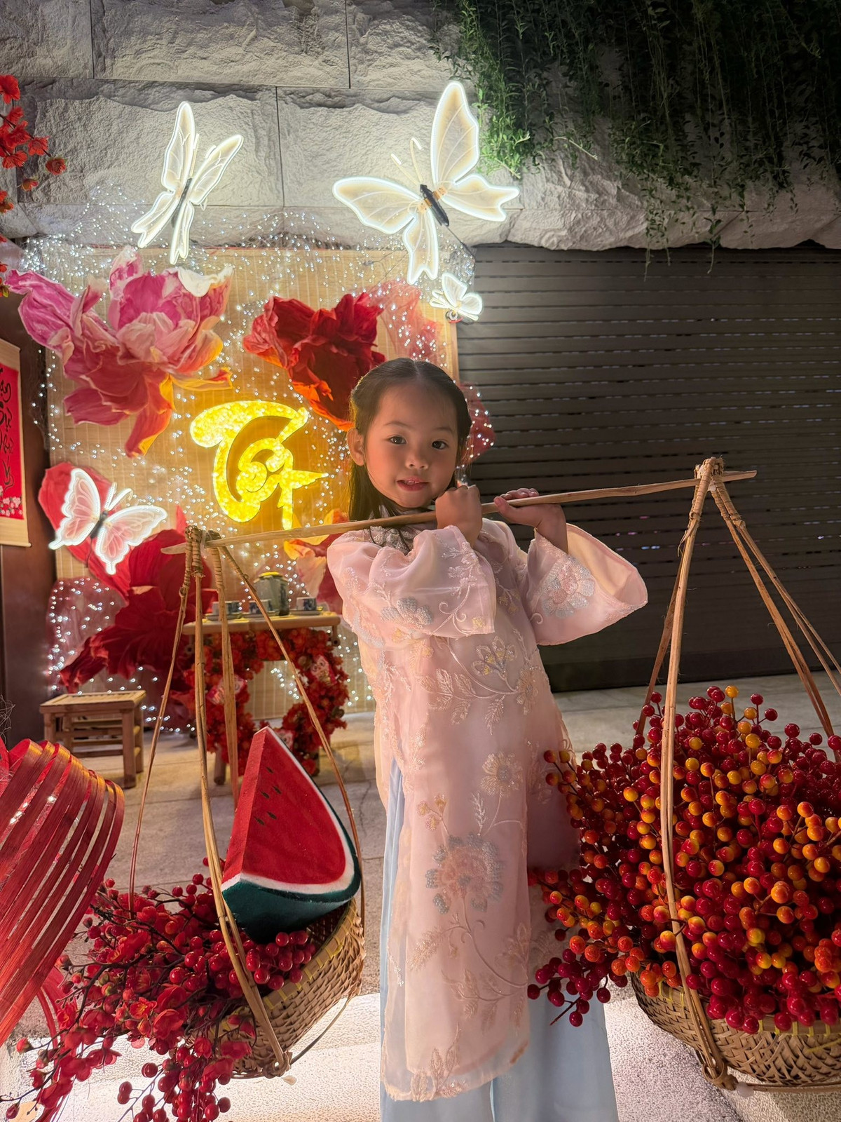 Trong bộ áo dài ngày Tết, Suchin toát lên vẻ đáng yêu, dịu dàng nhưng vẫn không thiếu nét lanh lợi đúng tuổi.