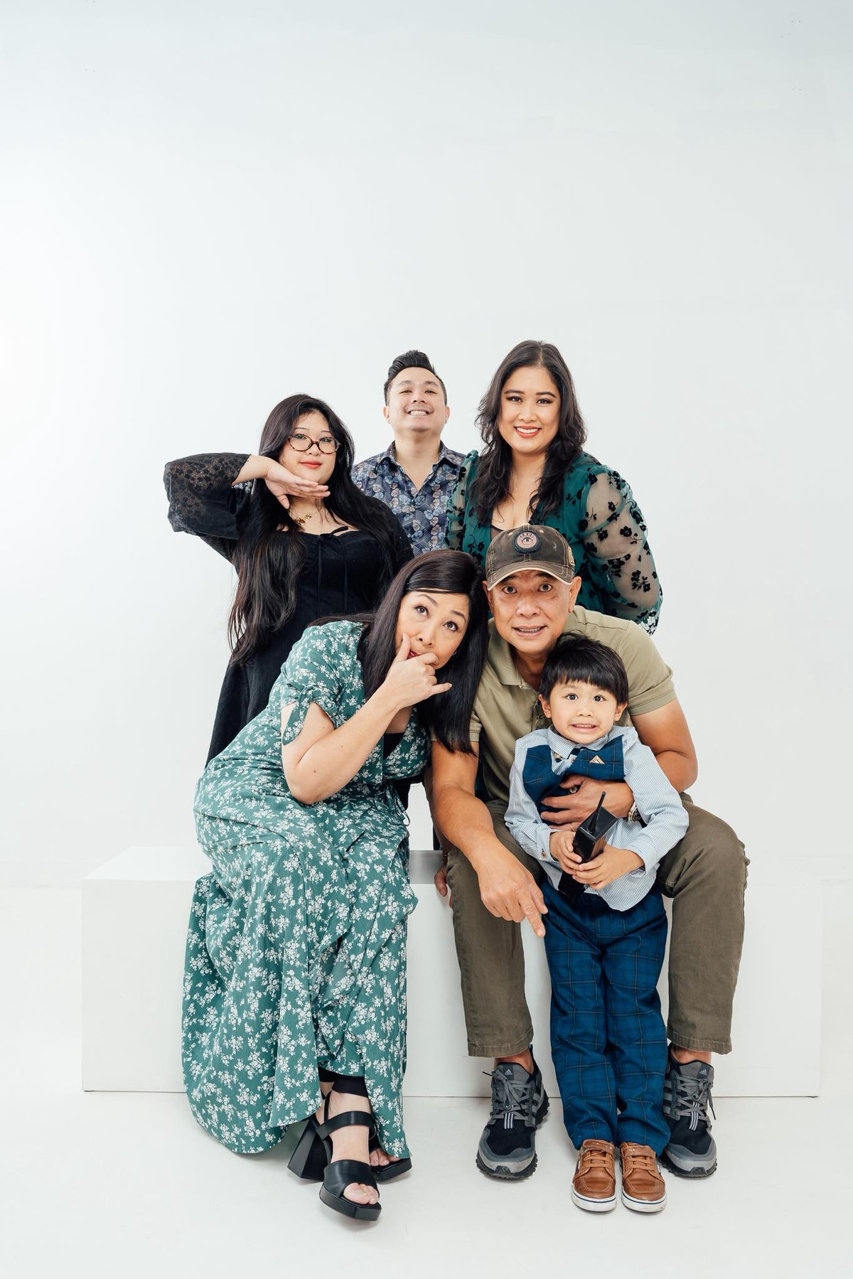 Đại gia đình nhà nghệ sĩ Hồng Vân sum họp, chụp ảnh kỷ niệm ở Mỹ. Ảnh: FB Hồng Vân