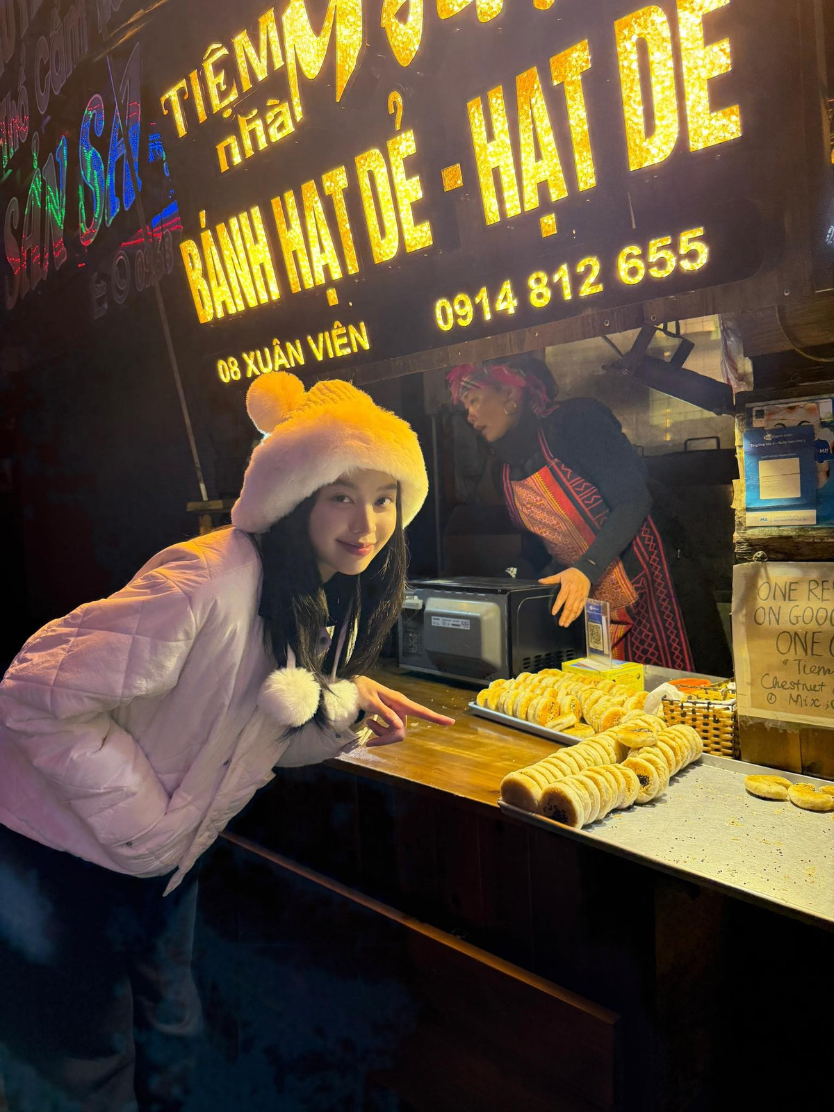 Hoa hậu Thanh Thủy háo hức thưởng thức đặc sản bánh hạt dẻ khi đến Sa Pa. Ảnh: FB Huỳnh Thị Thanh Thủy