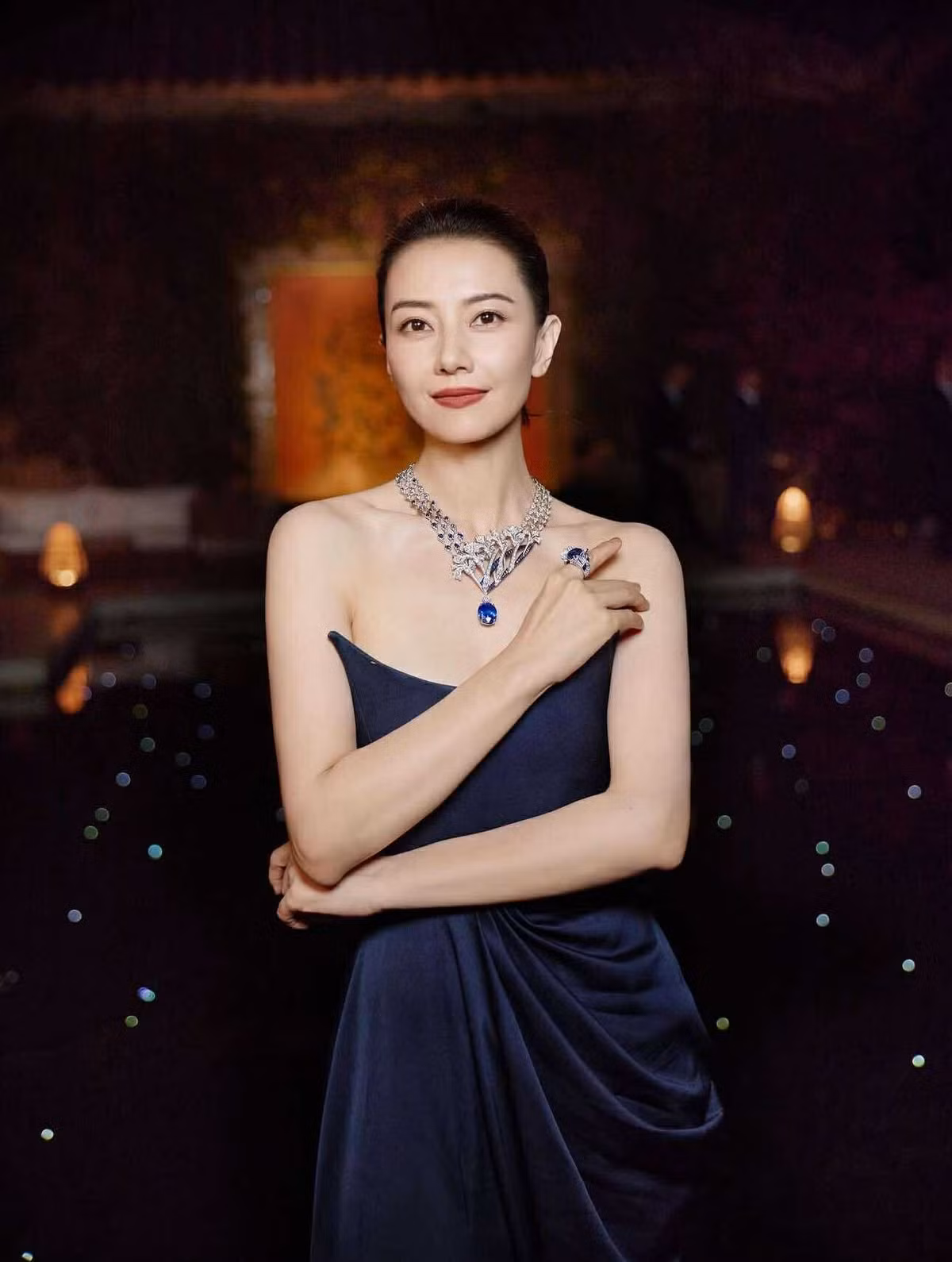 Ngay từ khi còn ngồi trên ghế nhà trường, Cao Viên Viên đã là hoa khôi của lớp. Thậm chí, giáo viên chủ nhiệm từng chia sẻ, thời học cấp 3, người đẹp này từng có 10 chàng trai theo đuổi cùng một lúc.