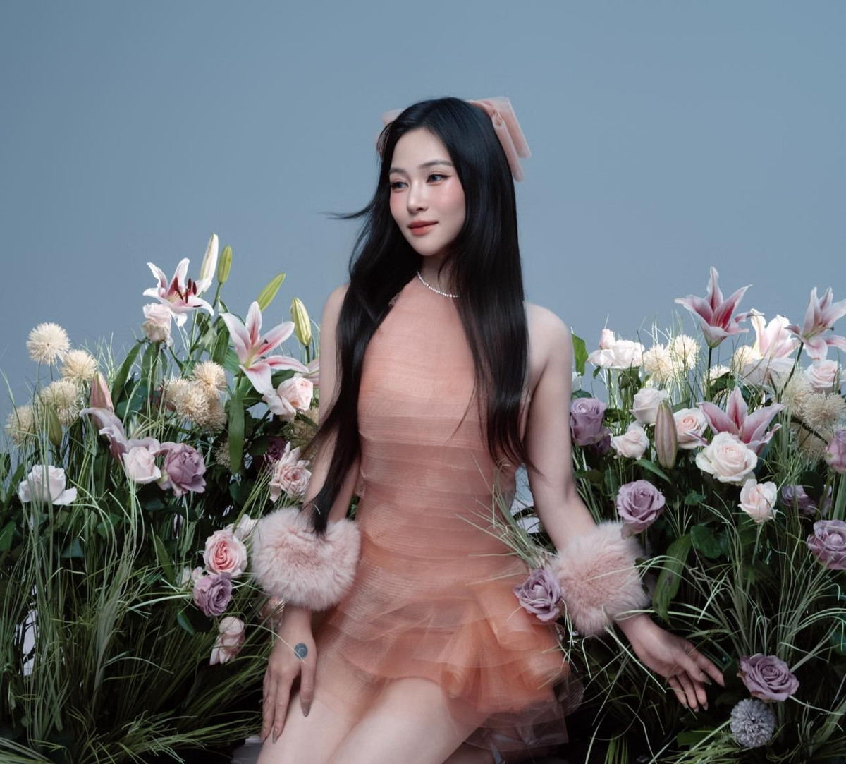 Hương Tràm chụp bộ ảnh nghệ thuật giữa những khóm hoa. Ảnh: FB Hương Tràm Phạm