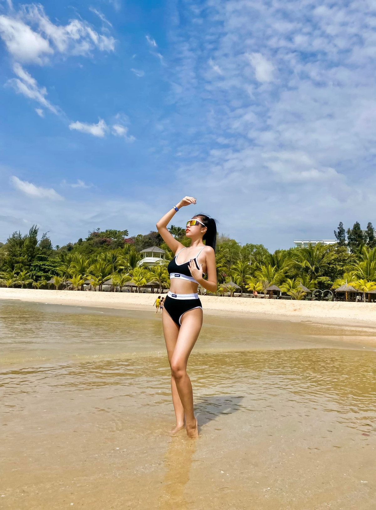 Dù mới sinh con không lâu, người đẹp vẫn khiến nhiều người ngưỡng mộ với vóc dáng thon gọn, vòng eo phẳng lì và thần thái tự tin. Ảnh: FB Tăng Khánh Chi