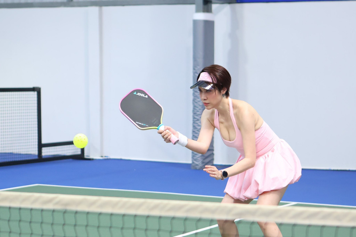Pha Lê mặc đồ khoe vòng một căng đầy khi chơi Pickleball. Ảnh: FB Pha Lê Crystal