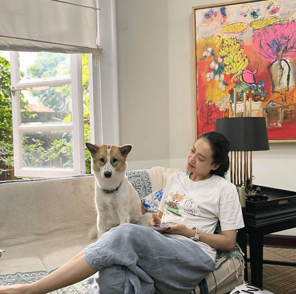 Diễn viên Hồng Ánh tận hưởng buổi sáng thảnh thơi bên cún cưng. Ảnh: FB Phạm Thị Hồng Ánh