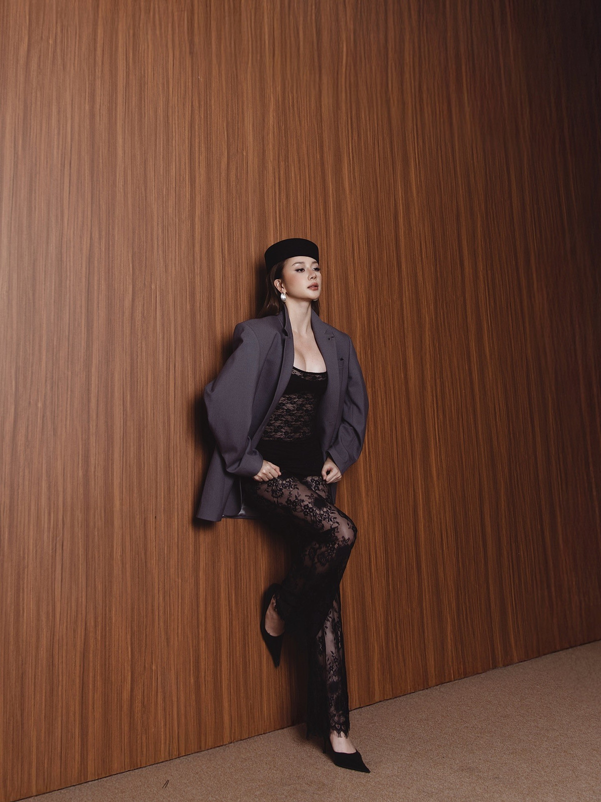 Cách tạo dáng tự tin, ánh mắt sắc sảo cùng thần thái sang chảnh khiến nữ ca sĩ thêm phần nổi bật trong từng khung hình.