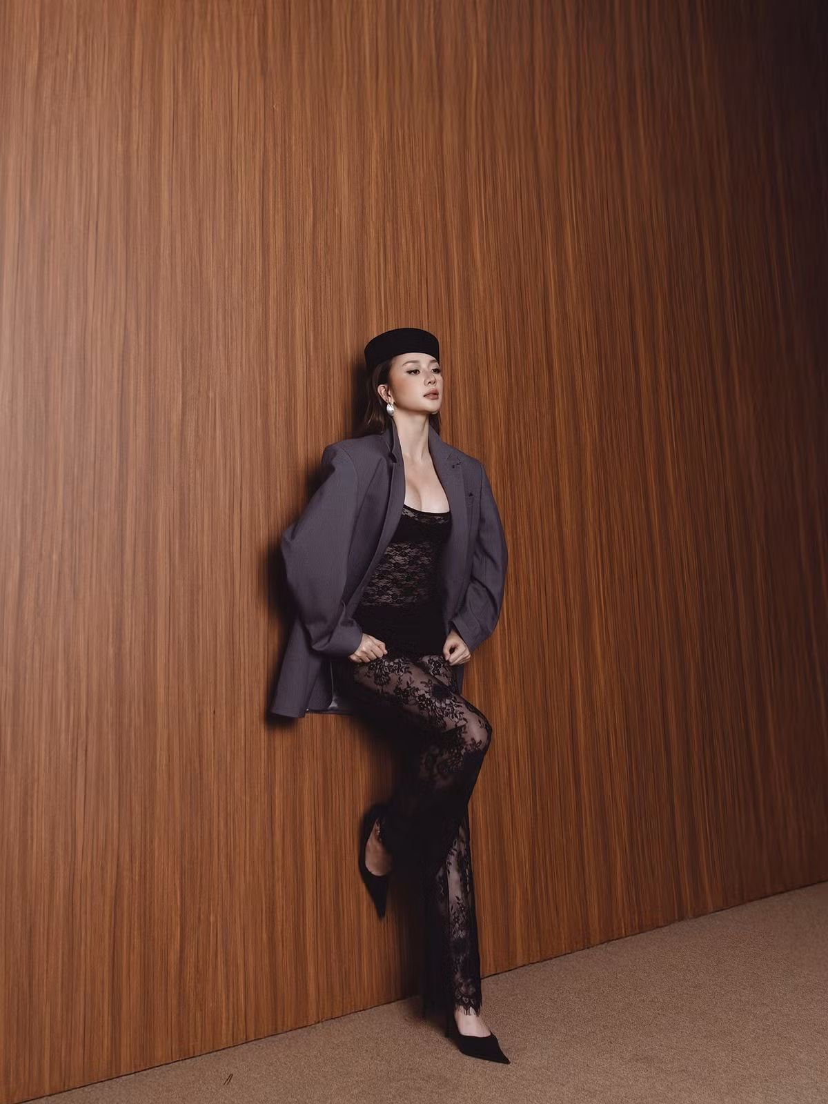 Cách tạo dáng tự tin, ánh mắt sắc sảo cùng thần thái sang chảnh khiến nữ ca sĩ thêm phần nổi bật trong từng khung hình.