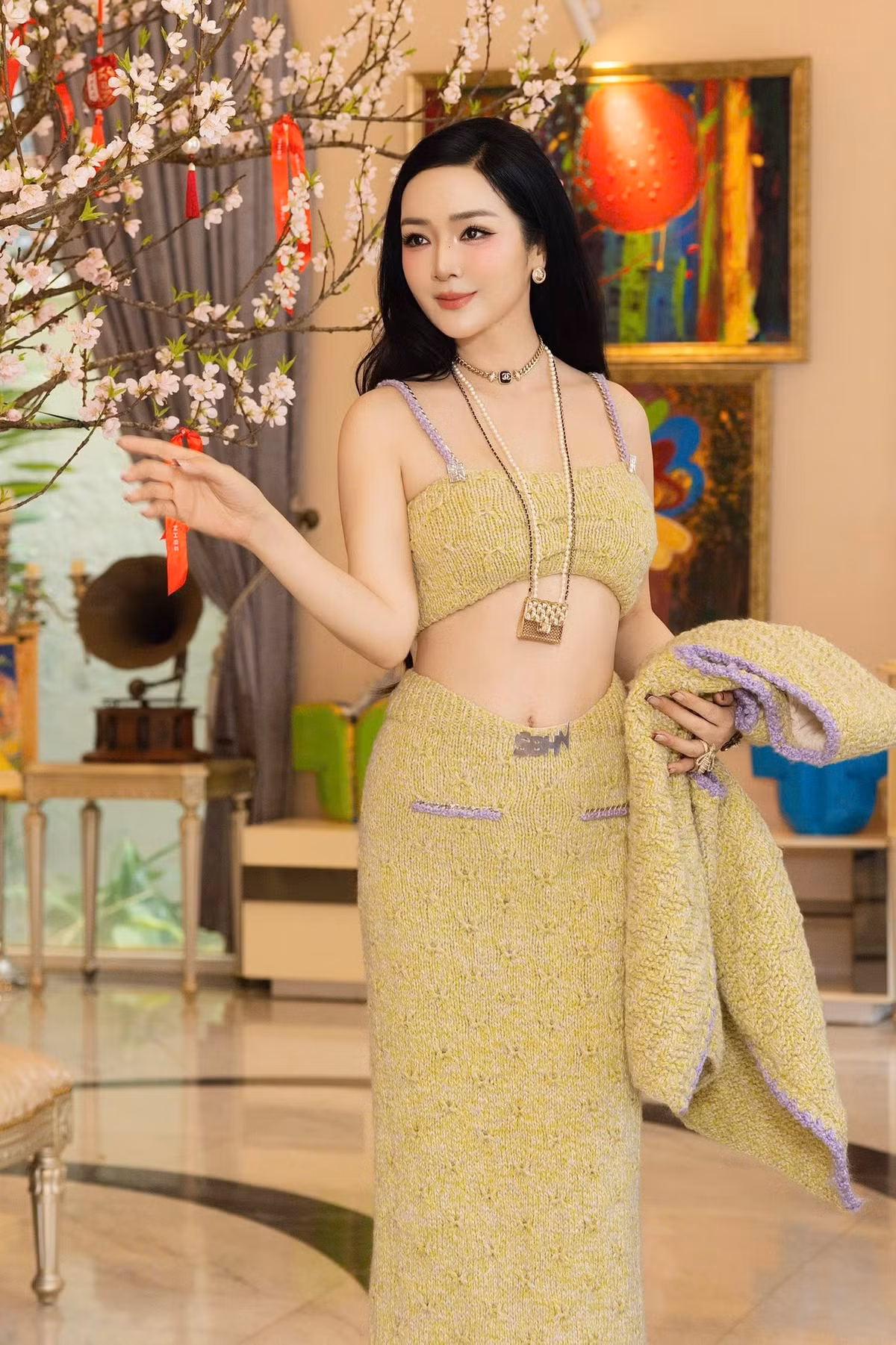 Diện áo crop-top ôm sát, người đẹp khéo léo khoe vòng eo thon gọn sau quá trình siết cân.