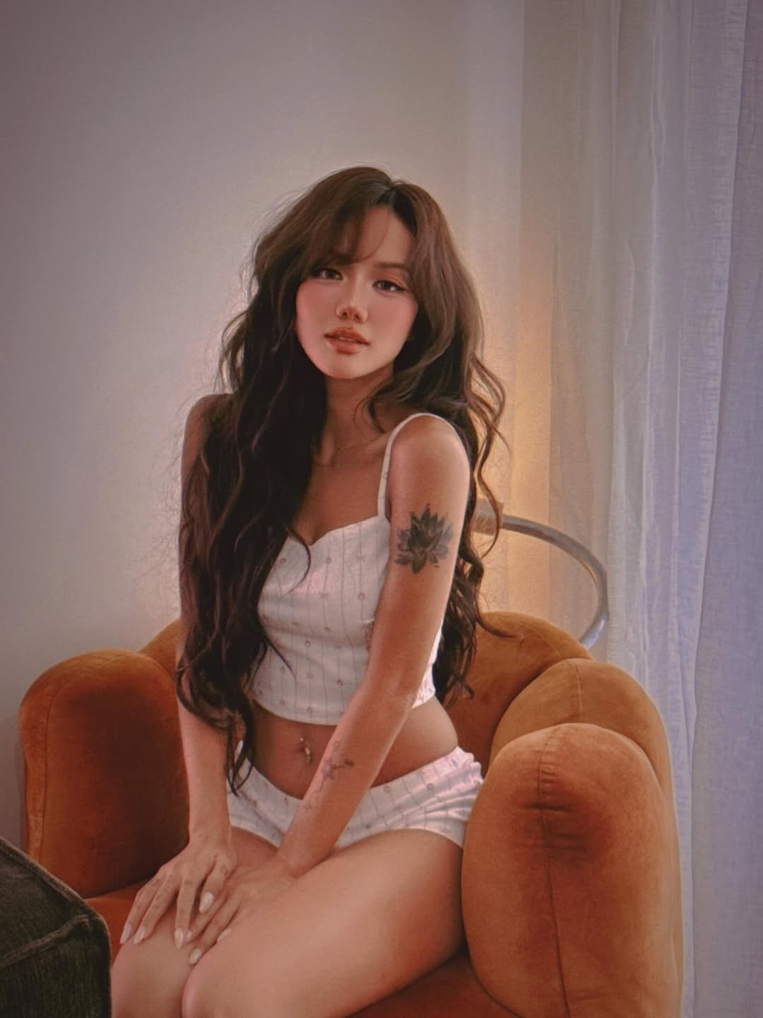 Không quá nổi bật ở khả năng hát hay nhảy, nữ nghệ sĩ có lợi thế về ngoại hình cùng kinh nghiệm trình diễn và phong thái tự tin.