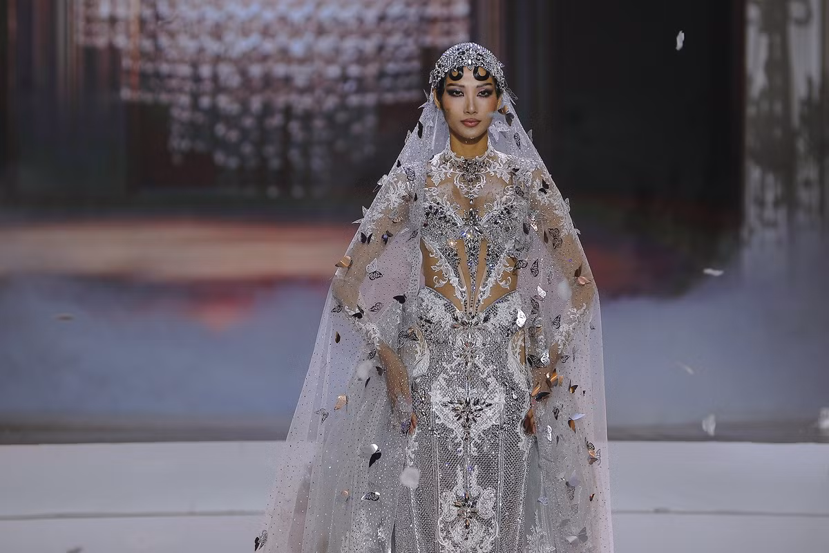 Á hậu - siêu mẫu Hoàng Thuỳ như nữ hoàng trên sàn diễn thời trang. Ảnh: FB Hoang Thuy