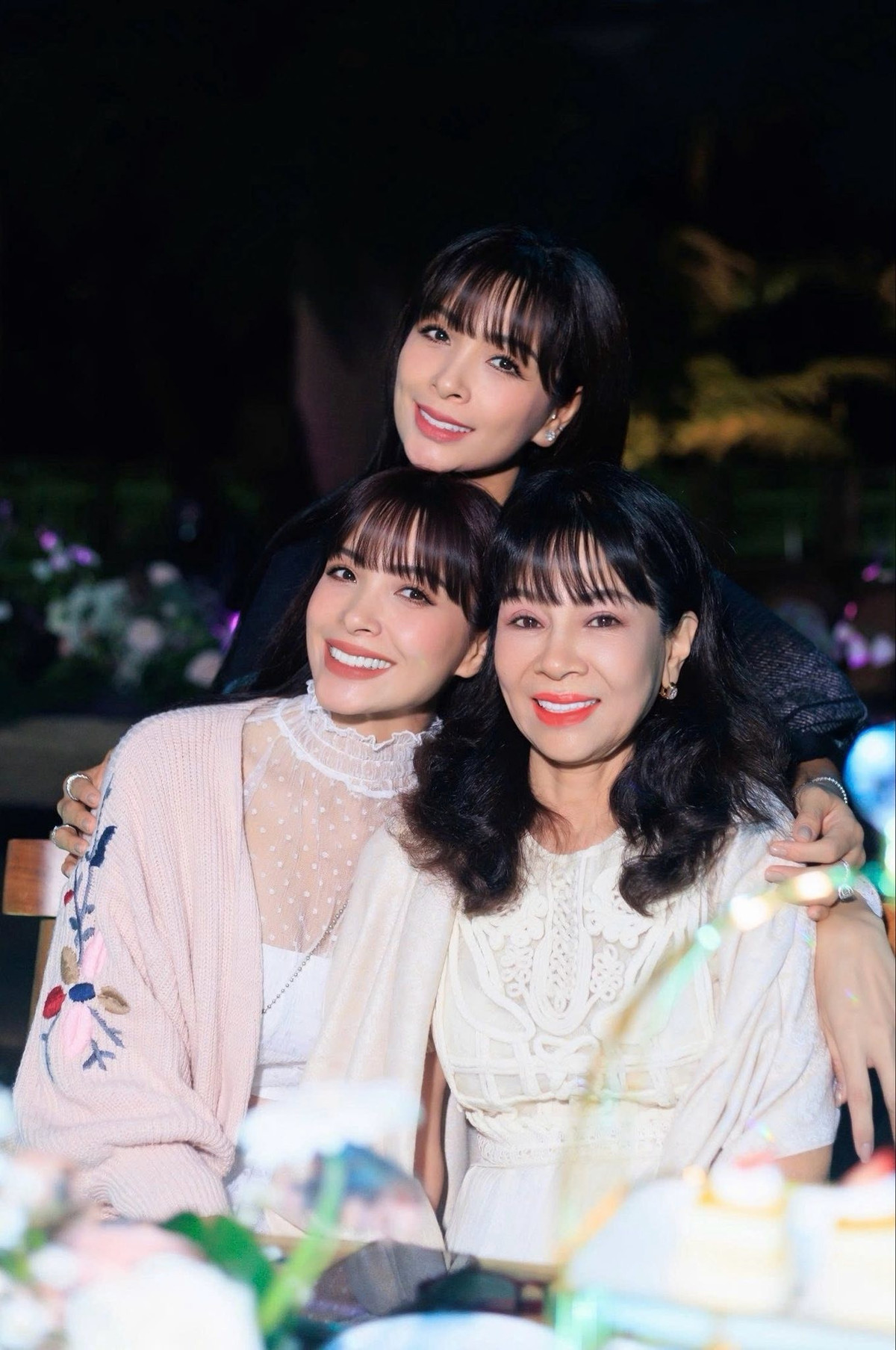 Thúy Hạnh cùng chị song sinh Thúy Hằng mừng sinh nhật mẹ. Ảnh: FB Bui Thuy Hanh