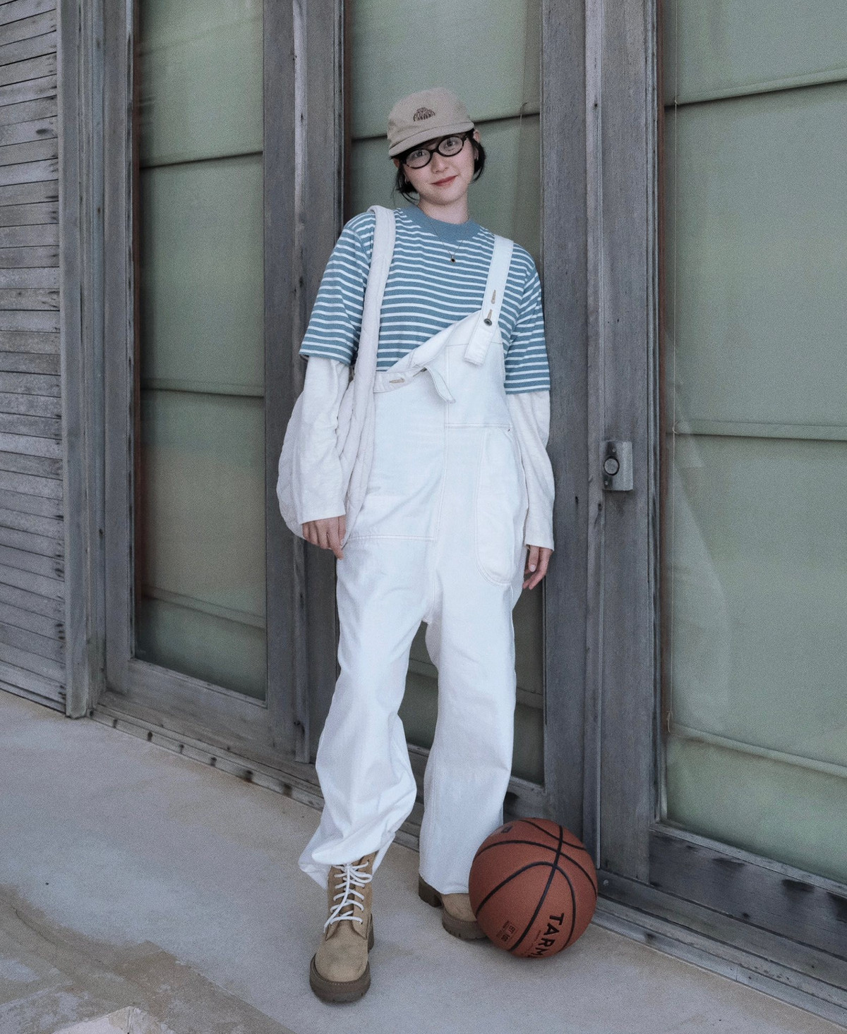 Phong cách street style được Hải Tú khai thác triệt để, thể hiện qua cách cô kết hợp phụ kiện như mũ lưỡi trai, kính thời thượng hay những đôi sneakers cá tính. Ảnh: FB Hải Tú