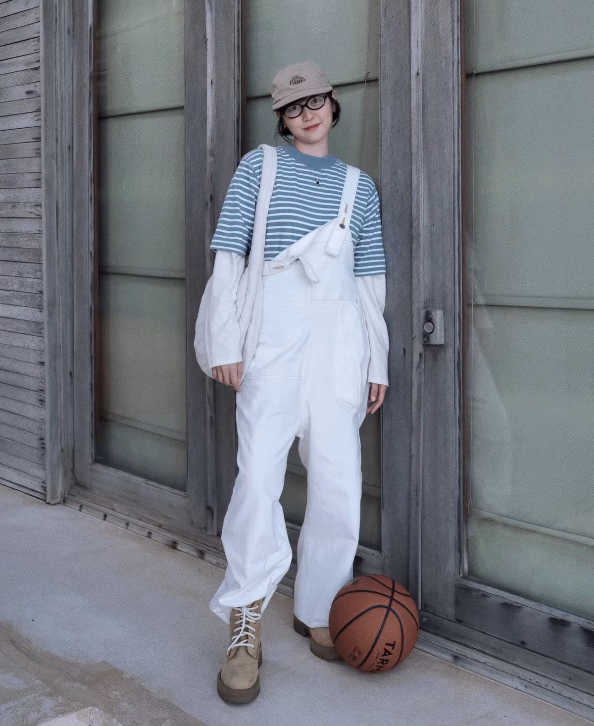 Phong cách street style được Hải Tú khai thác triệt để, thể hiện qua cách cô kết hợp phụ kiện như mũ lưỡi trai, kính thời thượng hay những đôi sneakers cá tính. Ảnh: FB Hải Tú