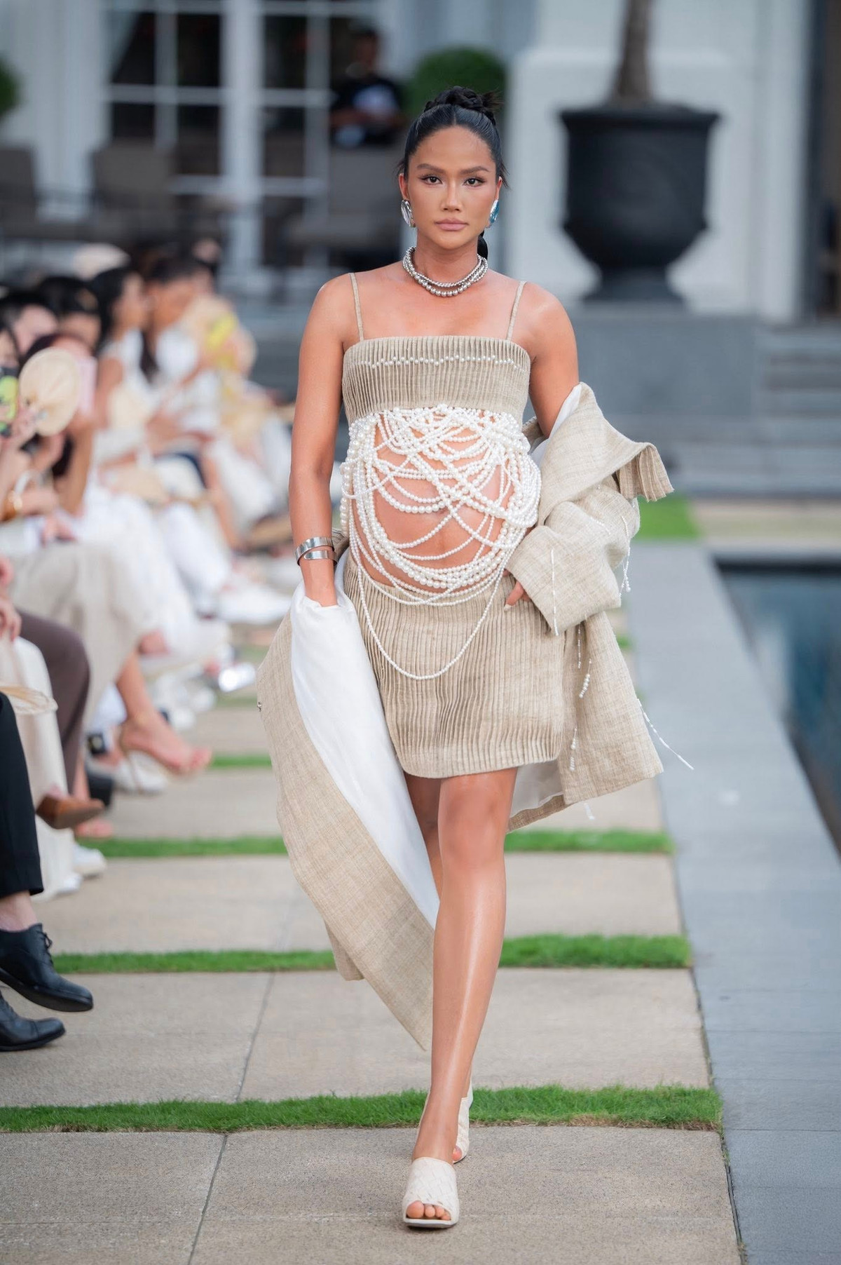 Với Hoa hậu Hoàn vũ Việt Nam 2017 H’Hen Niê, công chúng thường gọi cô là “mẹ bầu cá tính, thời thượng”. Ảnh: FB H’Hen Niê