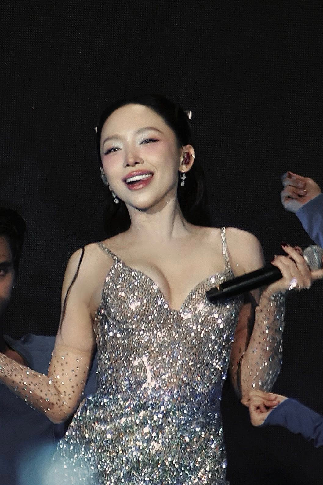 Ca sĩ Tóc Tiên diện váy "bling bling" gợi cảm trên sân khấu. Ảnh: FB Tóc Tiên