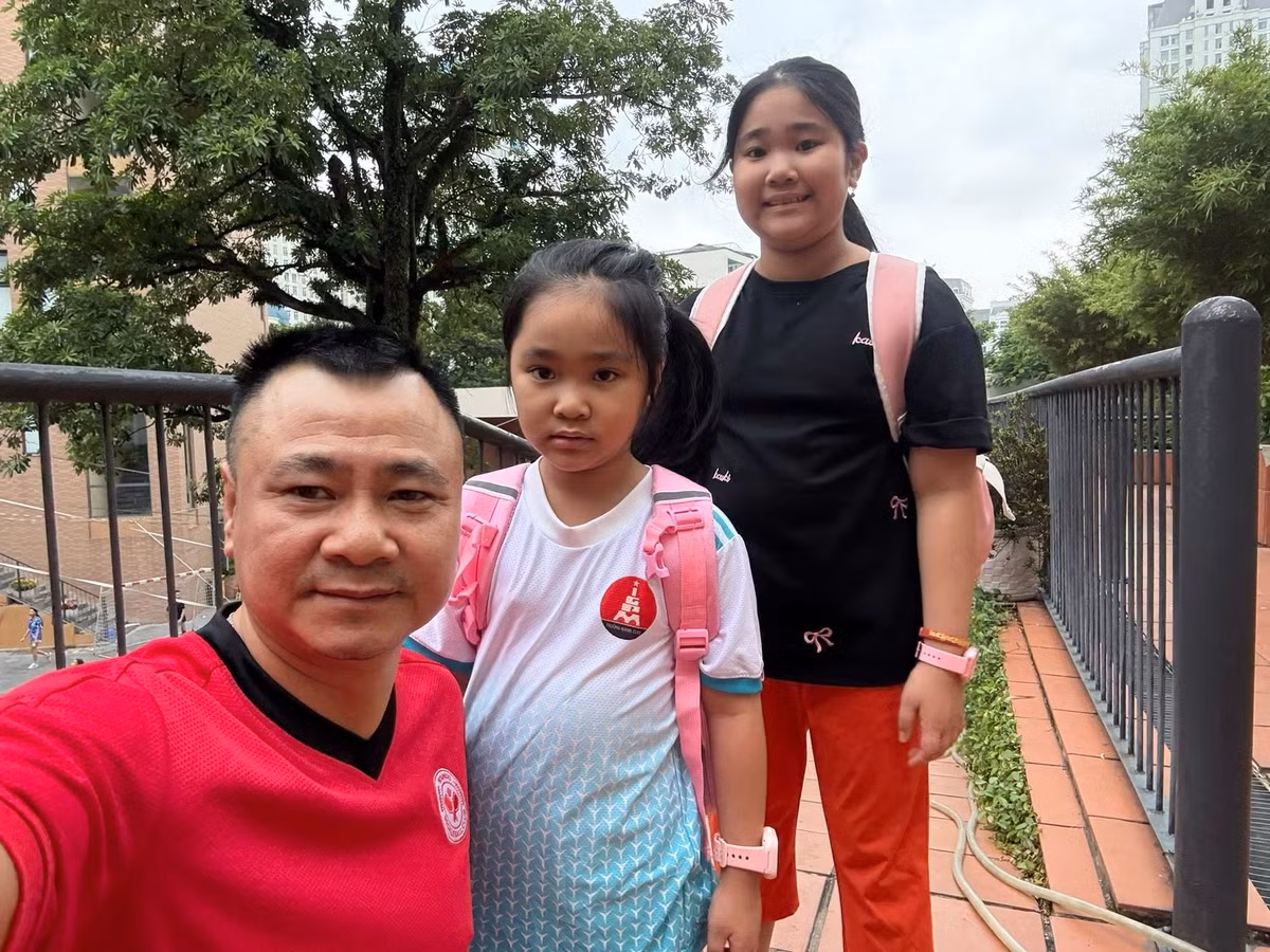 NSND Tự Long áp lực vì hàng ngày đưa đón con đi học. Ảnh: FB Tự Long