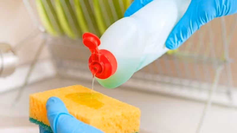 Trong trường hợp vết keo không quá dày, hỗn hợp nước ấm và nước rửa bát cũng có thể xử lý tốt. Pha nước ấm với vài giọt nước rửa bát, sau đó dùng khăn mềm thấm dung dịch và lau kỹ bề mặt. Nước ấm giúp làm mềm keo, còn chất tẩy rửa sẽ hỗ trợ loại bỏ phần còn sót lại.