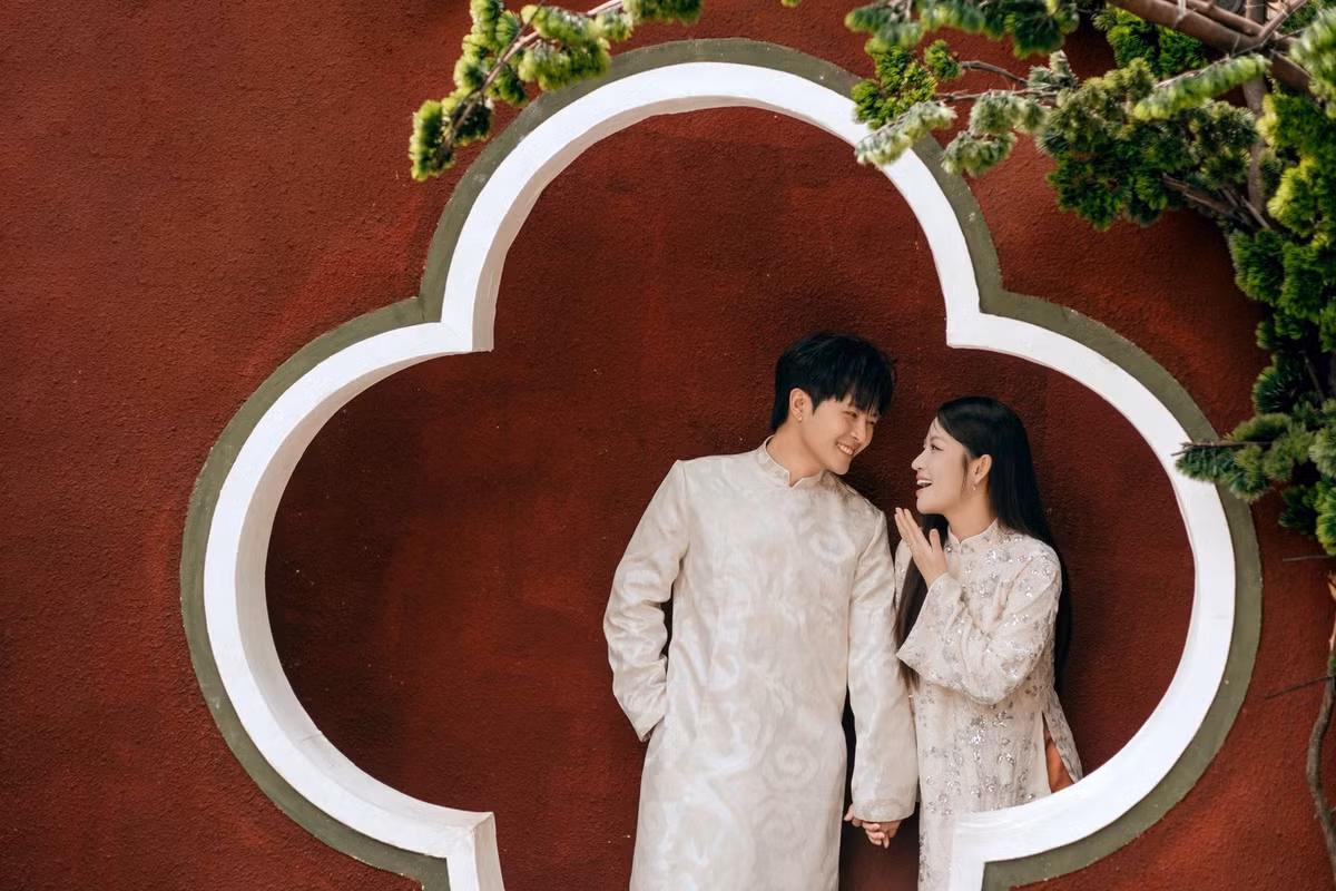 Cả hai sánh bước bên nhau, trao ánh nhìn trìu mến và những cử chỉ thân mật đầy tự nhiên.