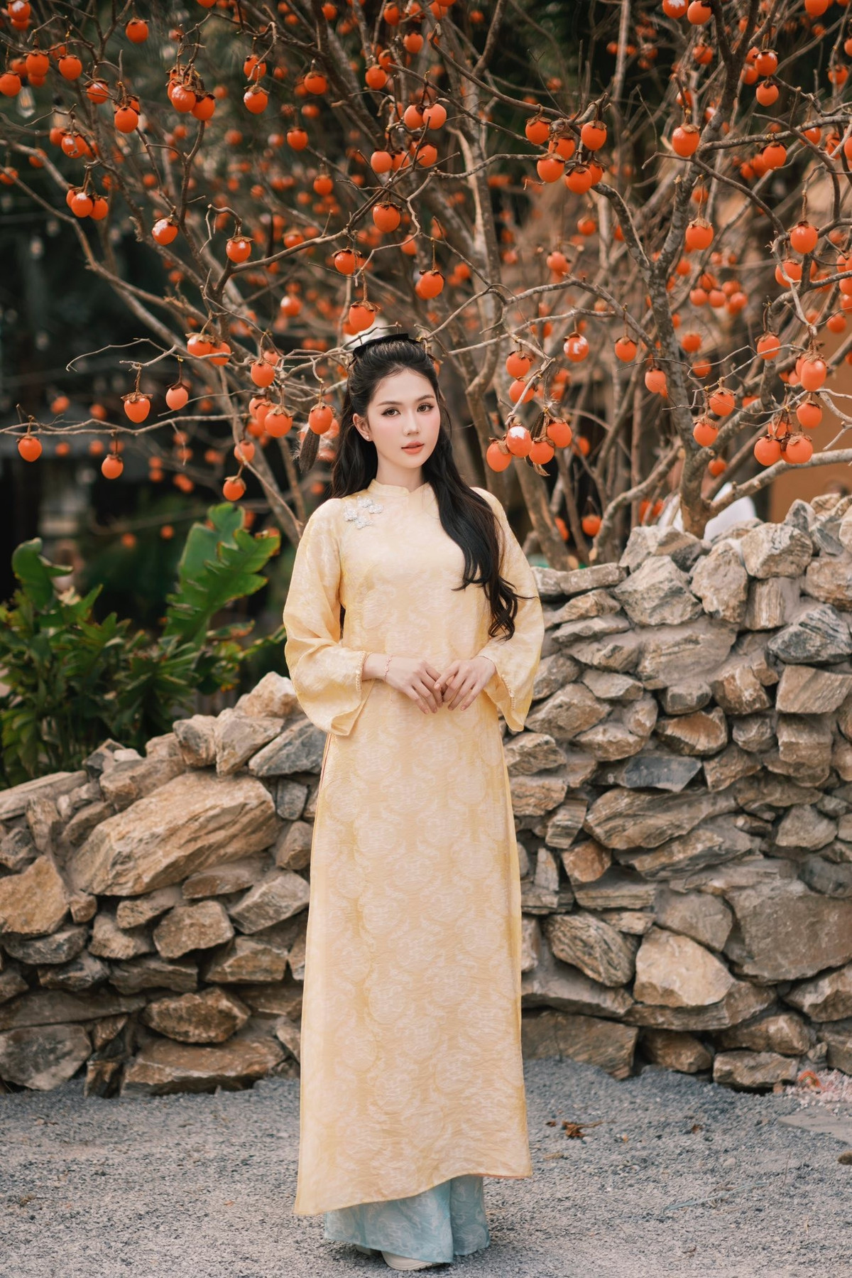 Sự tối giản trong kiểu dáng lại càng làm nổi bật thần thái và nét đẹp mềm mại của cô.