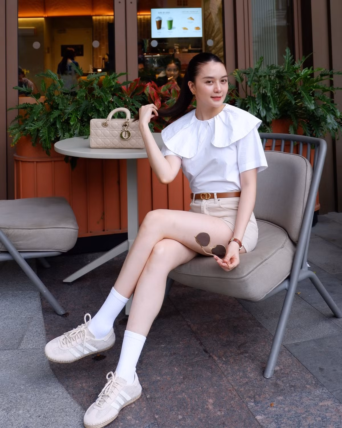 Nhiều người ngắm nhìn hình ảnh của cô chỉ biết không ngớt lời khen ngợi, ví von như "chân búp bê". Ảnh: FB Thiều Bảo Trang