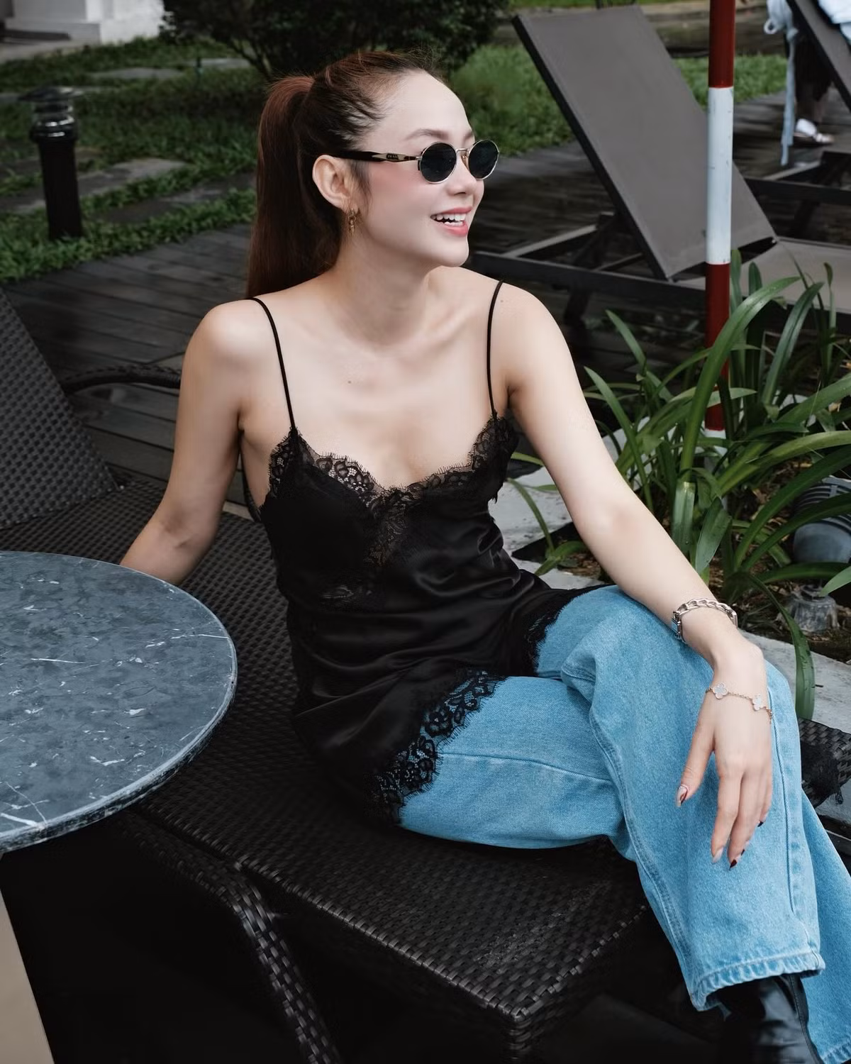 Minh Hằng kết hôn với ông xã doanh nhân Quốc Bảo. Sau khi kết hôn năm 2022, Minh Hằng dành thời gian dài để chăm lo cho gia đình. Tháng 8/2023, cô hạ sinh con trai đầu lòng và nhận được nhiều lời chúc mừng từ bạn bè, đồng nghiệp.