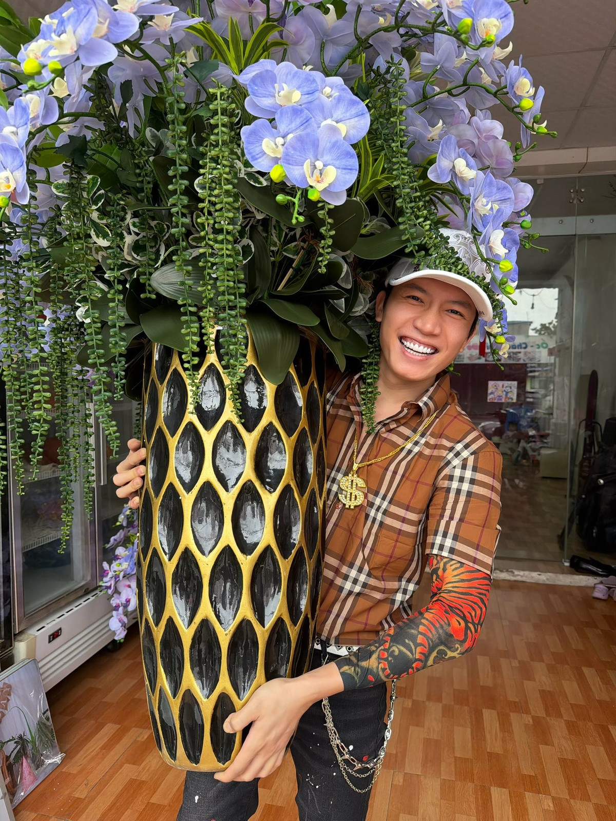 Anh Tú diện đồ phong cách 'hổ báo' nhân dịp về quê đón Tết. Ảnh: FB Anh Tú