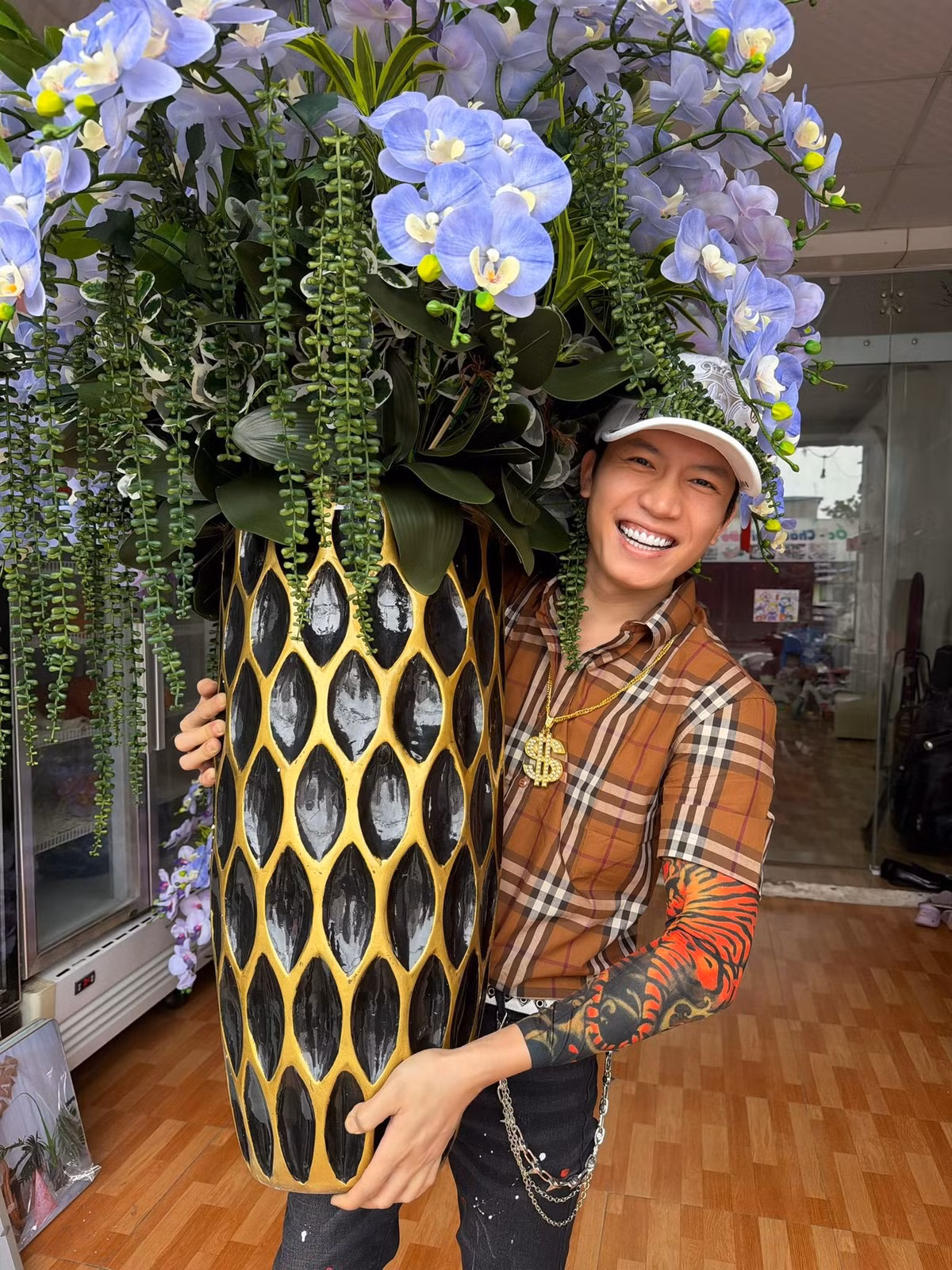 Anh Tú diện đồ phong cách 'hổ báo' nhân dịp về quê đón Tết. Ảnh: FB Anh Tú