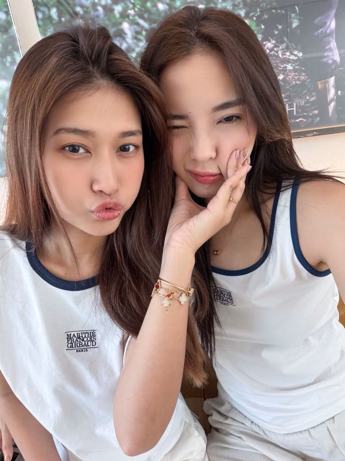 Không chỉ khi đi sự kiện, ngay cả trong những chuyến du lịch hay dạo phố, người hâm mộ vẫn bắt gặp họ diện những mẫu áo thun, quần jeans hay đồ thể thao có nét tương đồng về phom dáng.