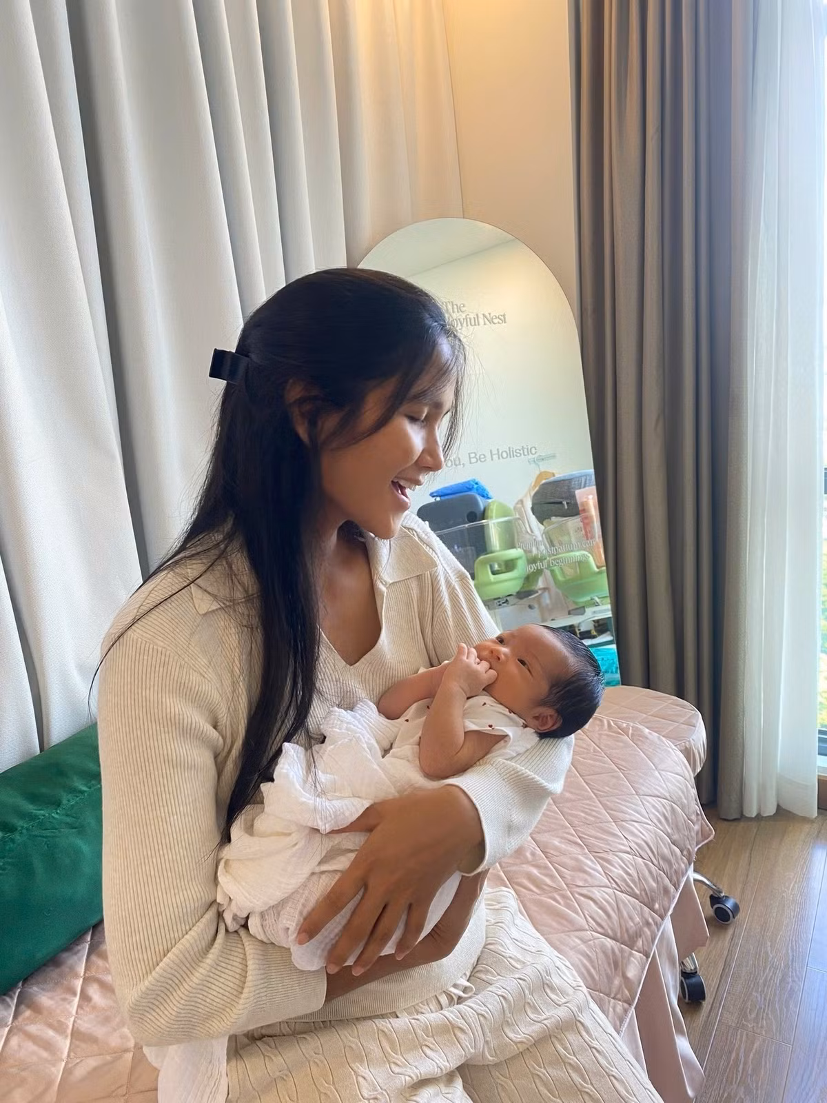 Sắc vóc hiện tại của người đẹp khiến nhiều người ngỡ ngàng vì chẳng hề thua kém thời son rỗi.