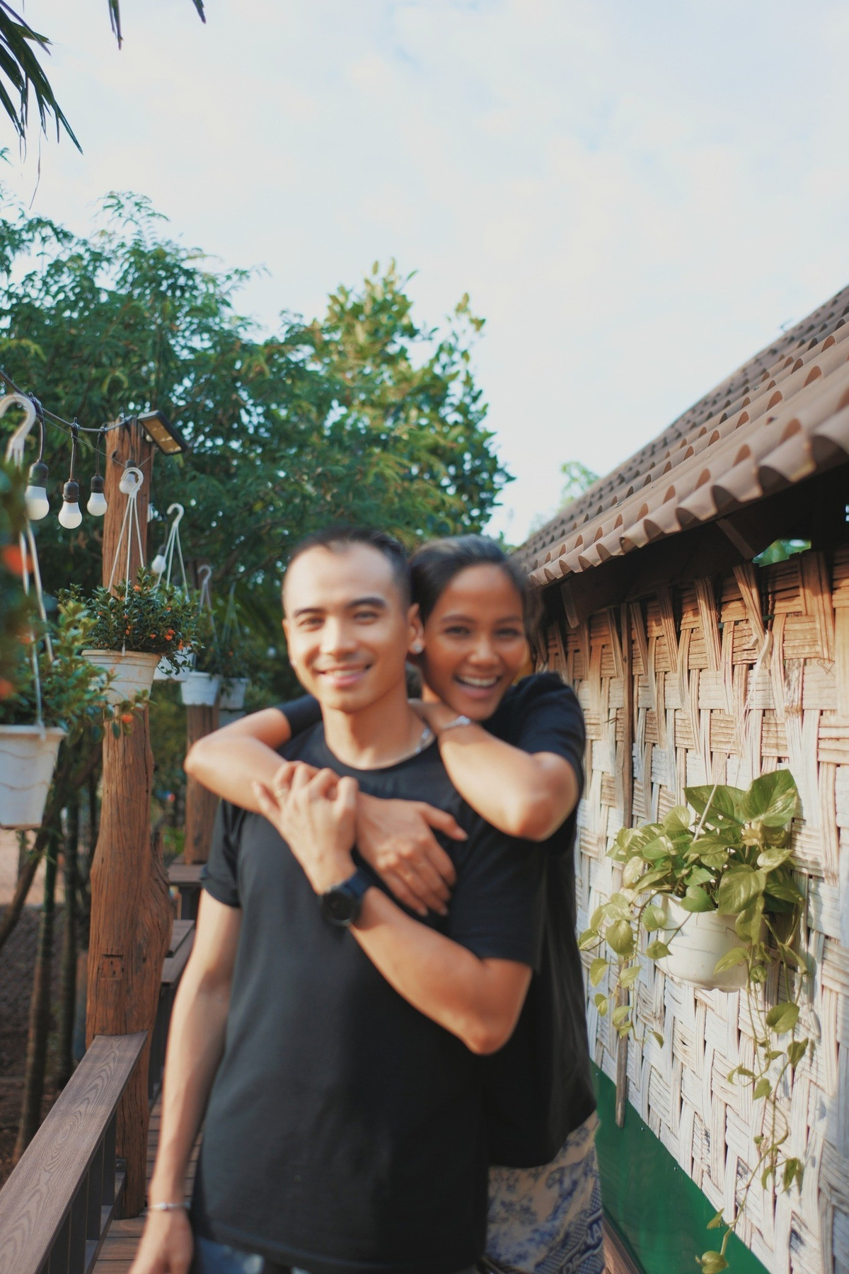 Vợ chồng H'Hen Niê chụp ảnh bình dị ở Đắk Lắk. Ảnh: FB Nguyễn Tuấn Khôi