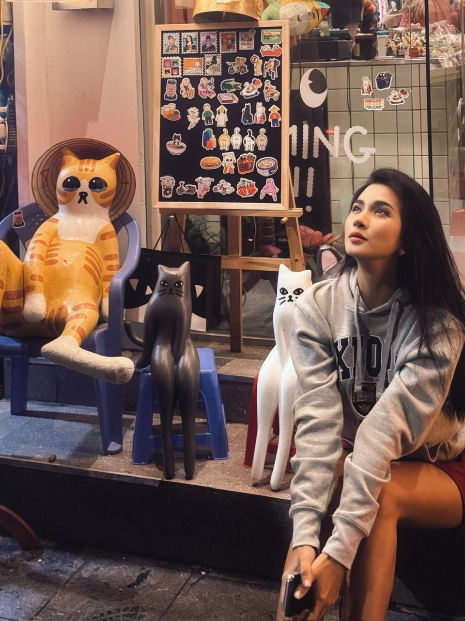 Trong loạt hình mới, NSƯT Kim Tuyến lựa chọn áo hoodie năng động kết hợp cùng chân váy ngắn cũn màu đỏ.