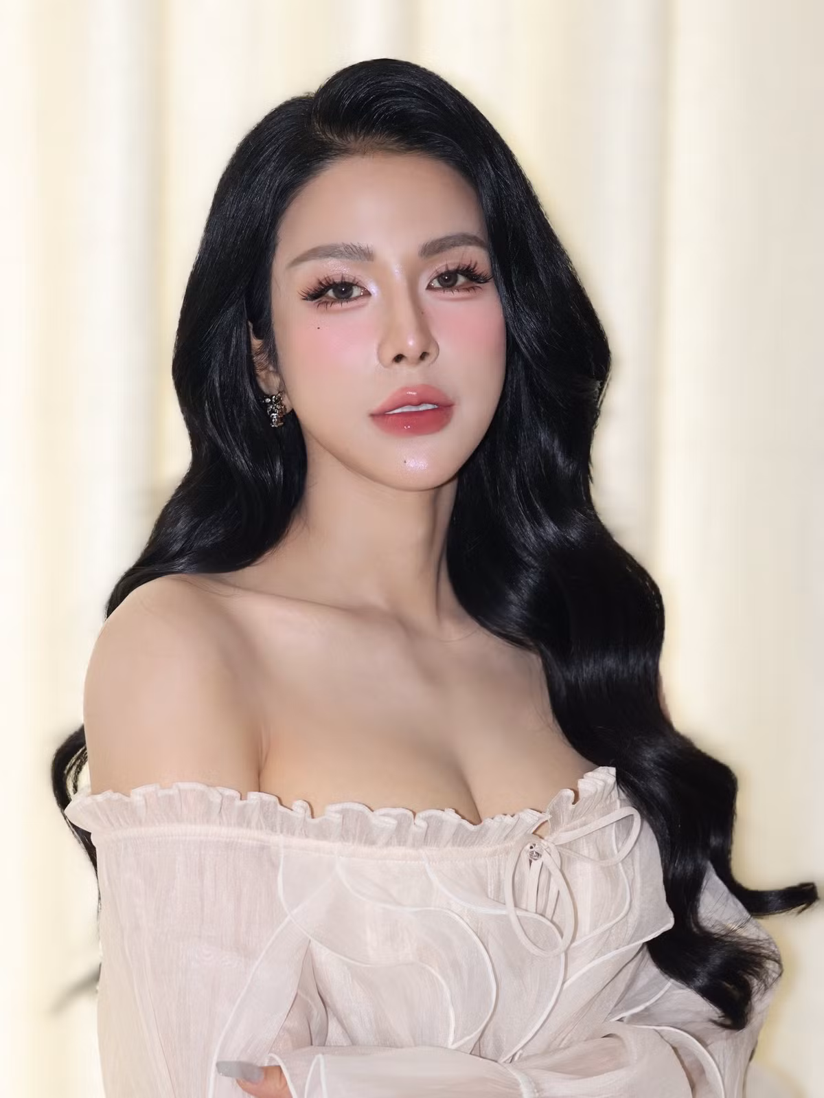 Diệp Lâm Anh thường xuyên chia sẻ những bức ảnh diện trang phục gợi cảm, khoe vóc dáng chuẩn chỉnh cùng vòng eo săn chắc, làn da mịn màng và thần thái kiêu sa. Ảnh: FB Diệp Lâm Anh