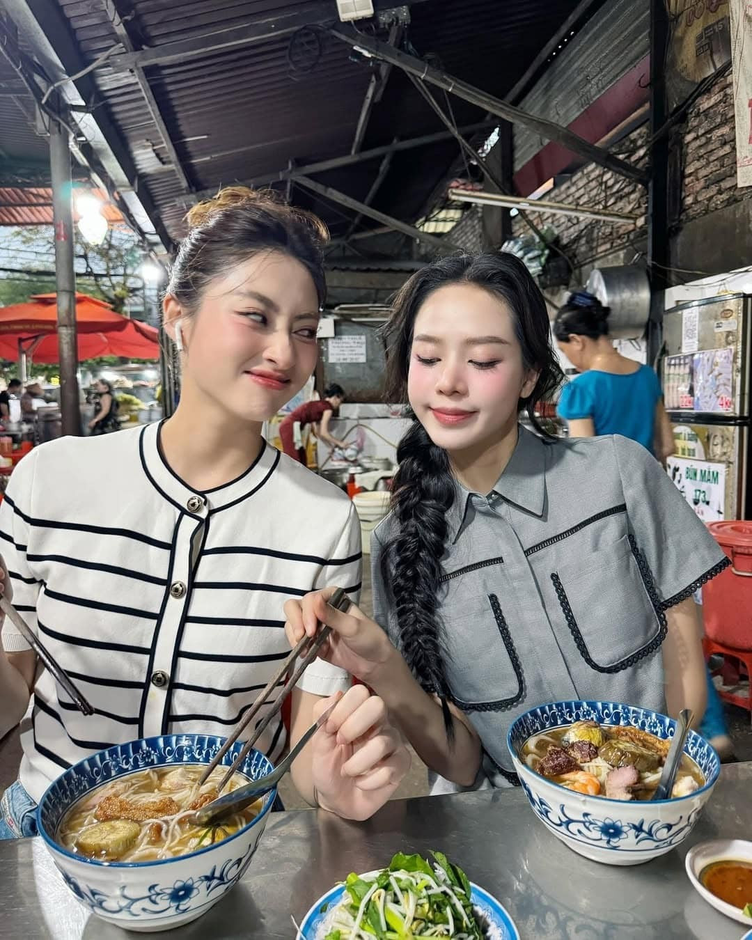 Tin tức sao Việt 28/11: Hoa hậu Lương Thùy Linh đăng ảnh nhí nhố bên Hoa hậu Thanh Thủy để chúc mừng đàn em có nhiệm kỳ Miss International rực rỡ. Ảnh: FB Lương Thùy Linh