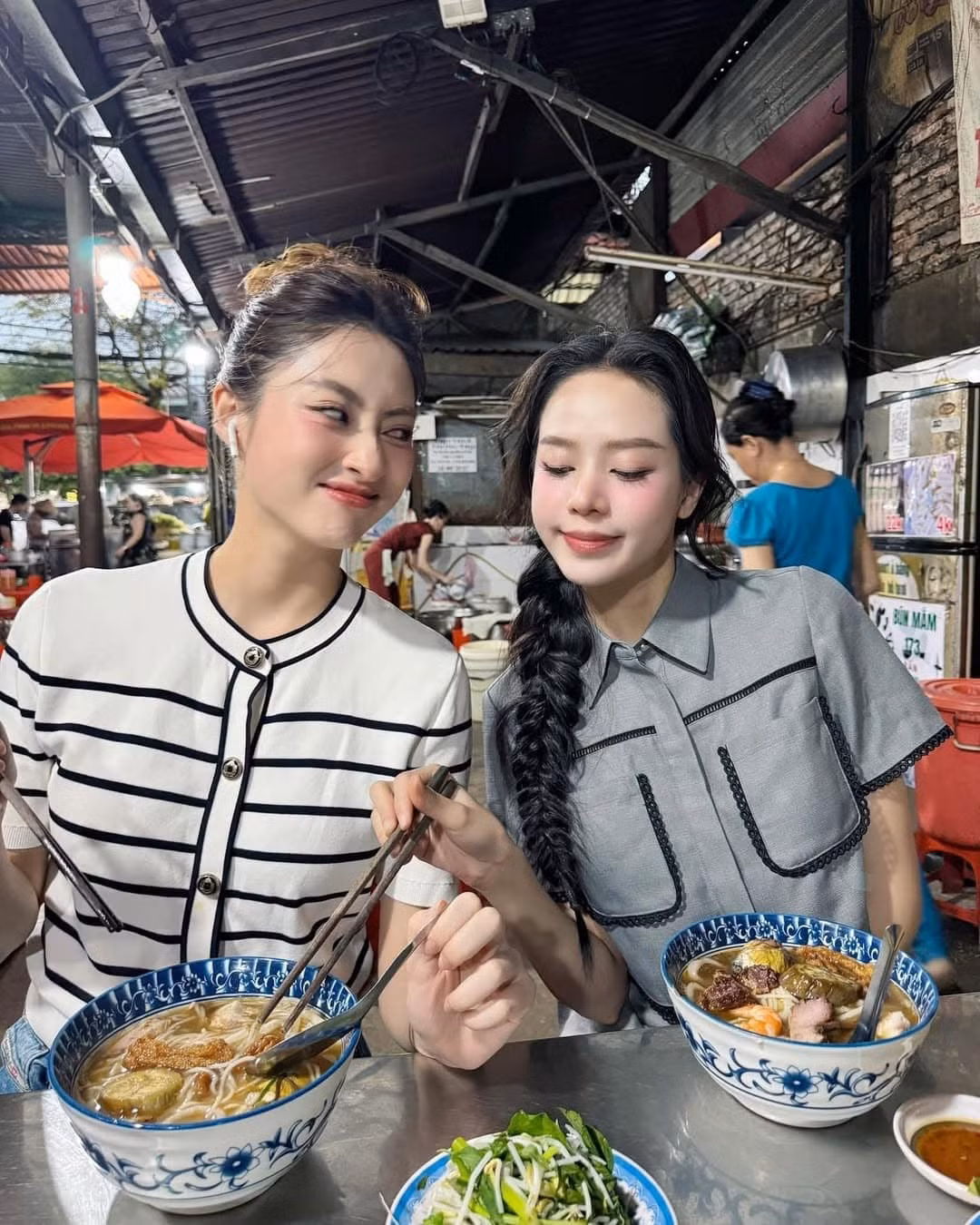 Tin tức sao Việt 28/11: Hoa hậu Lương Thùy Linh đăng ảnh nhí nhố bên Hoa hậu Thanh Thủy để chúc mừng đàn em có nhiệm kỳ Miss International rực rỡ. Ảnh: FB Lương Thùy Linh