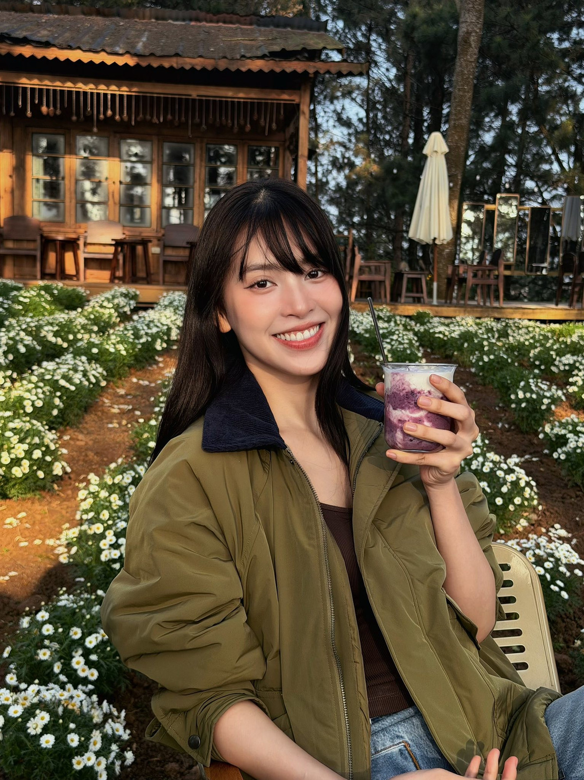 Hoa hậu Trần Tiểu Vy hỏi: "Đi uống trà sữa với Vy không?". Ảnh: FB Trần Tiểu Vy