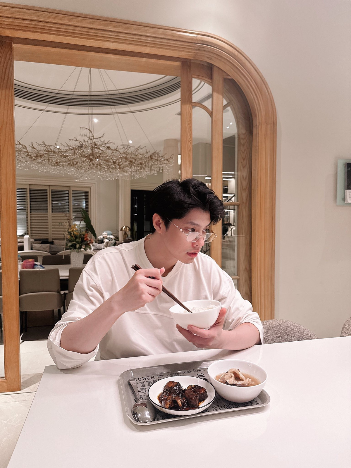 Lời “thả thính” dễ thương này nhanh chóng khiến cộng đồng mạng thích thú, vừa bật cười vừa trêu chọc giọng ca sinh năm 1988.