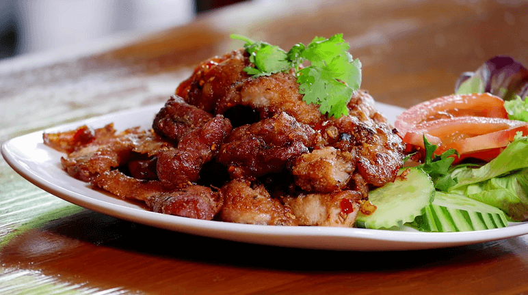 Ướp thịt heo nướng giả cầy: Dùng mẻ, riềng xay, sả băm, mắm tôm, nghệ, nước mắm và chút đường. Hương vị dân dã, thơm nồng, rất lạ miệng khi nướng.