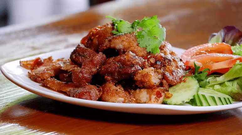 Ướp thịt heo nướng giả cầy: Dùng mẻ, riềng xay, sả băm, mắm tôm, nghệ, nước mắm và chút đường. Hương vị dân dã, thơm nồng, rất lạ miệng khi nướng.