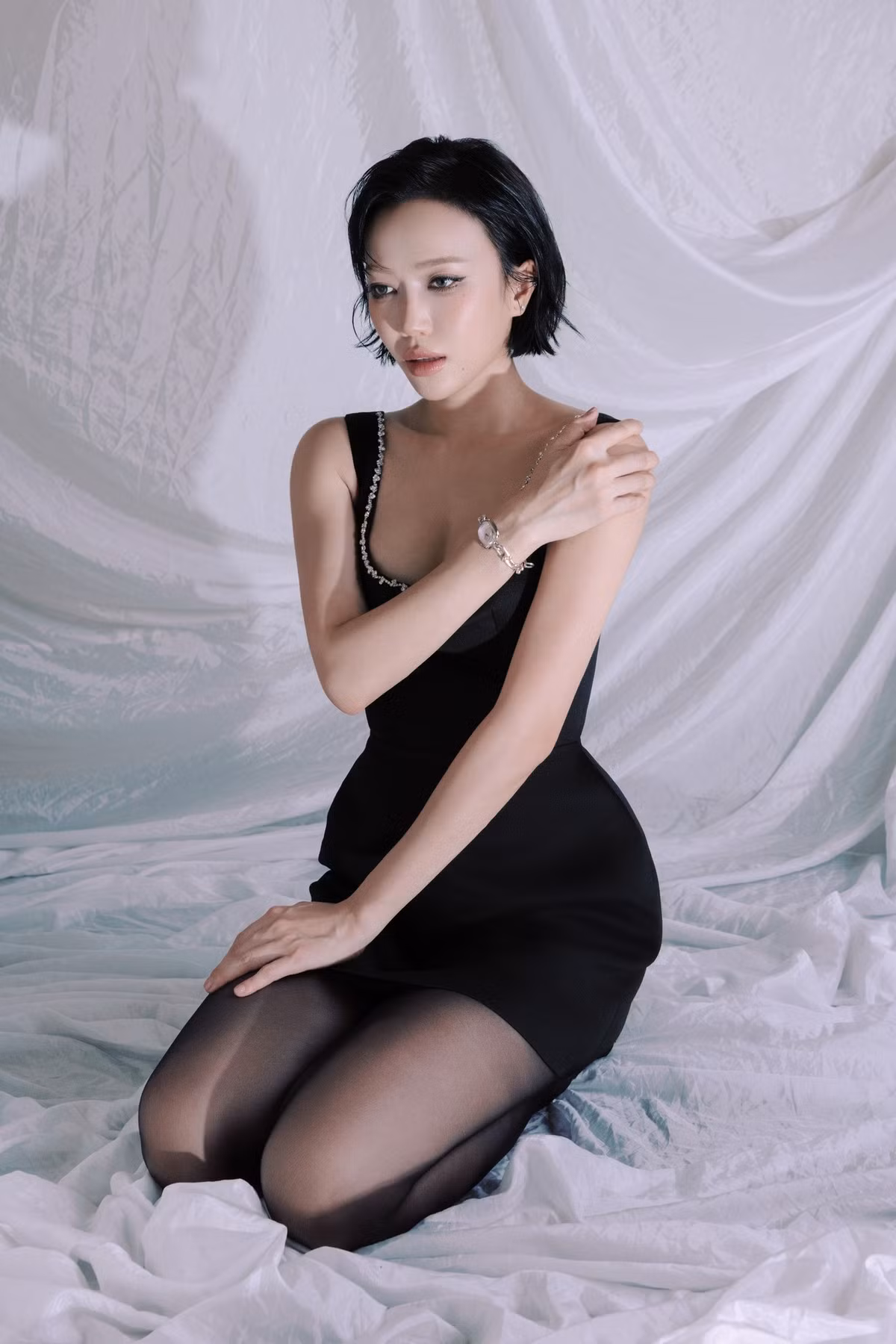 Phong cách trang điểm tông nude nhẹ nhàng giúp tôn lên làn da mịn màng và đôi mắt sâu cuốn hút của Diệu Nhi.