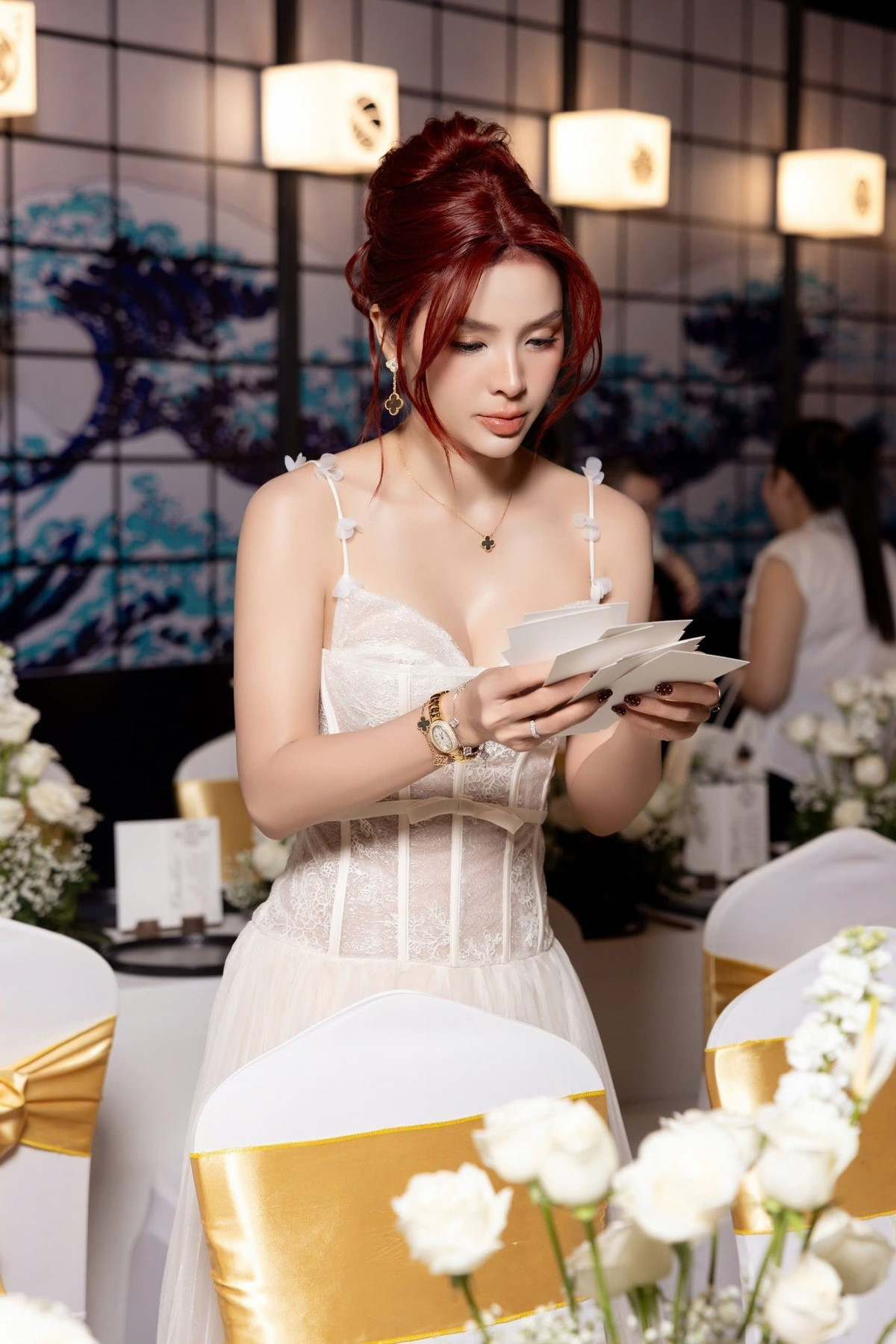 Nữ diễn viên chọn cho mình chiếc váy hai dây màu trắng, khoét ngực sâu gợi cảm, khoe trọn vóc dáng quyến rũ cùng làn da trắng mịn.