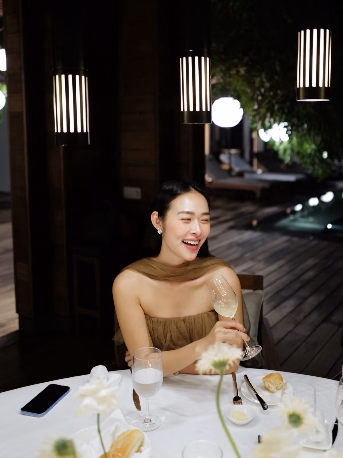 Bước sang tuổi 32, Diệp Bảo Ngọc không chỉ giữ được vẻ ngoài trẻ trung mà còn ngày càng mặn mà, đằm thắm hơn.