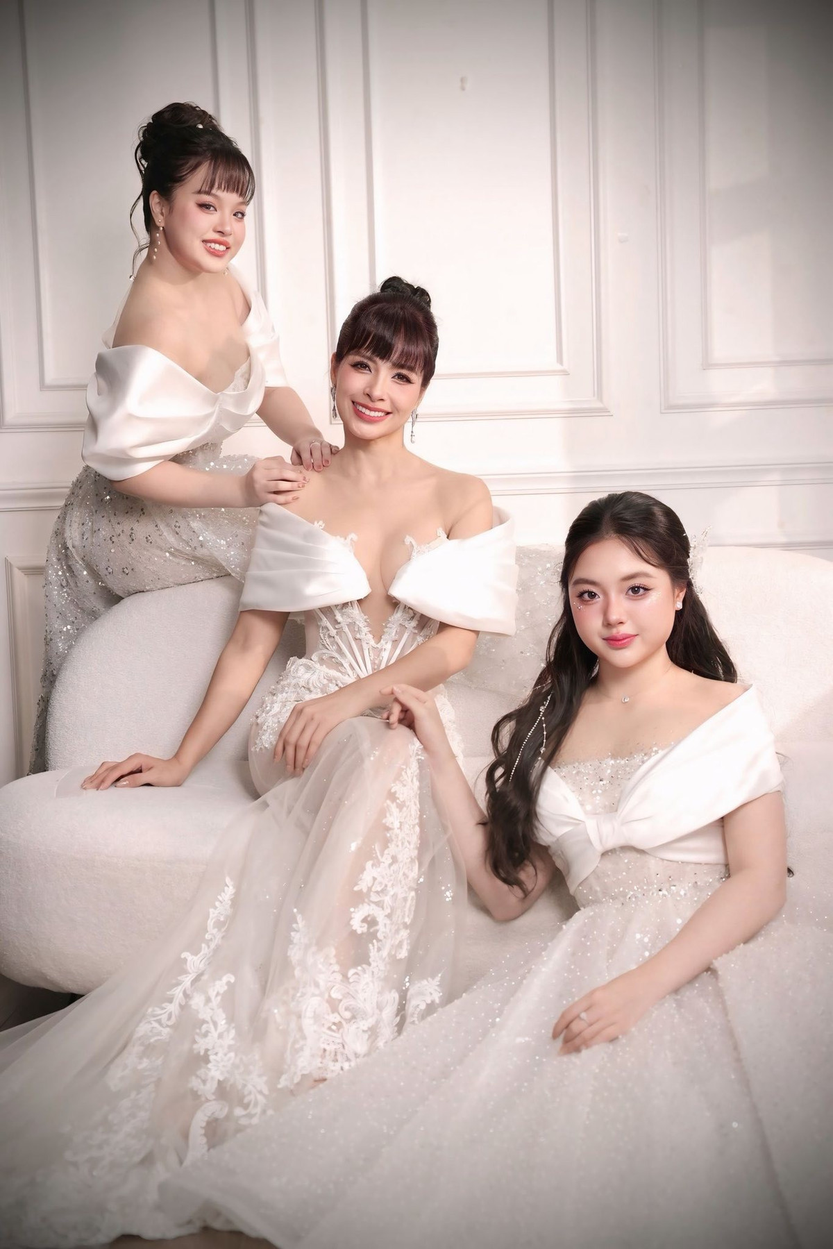 Tin tức sao Việt 14/1: Người mẫu Thúy Hạnh chụp ảnh dạ hội bên hai con gái, càng lớn càng giống mẹ như “đúc khuôn”. Ảnh: FB Bui Thuy Hanh