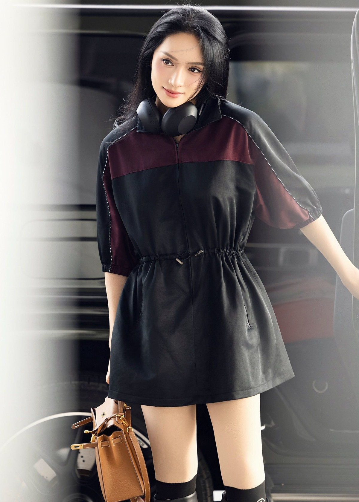 Hoa hậu Hương Giang xách túi Hermes Kelly trị giá hàng trăm triệu đồng khi ra sân bay. Ảnh: FB Nguyễn Hương Giang