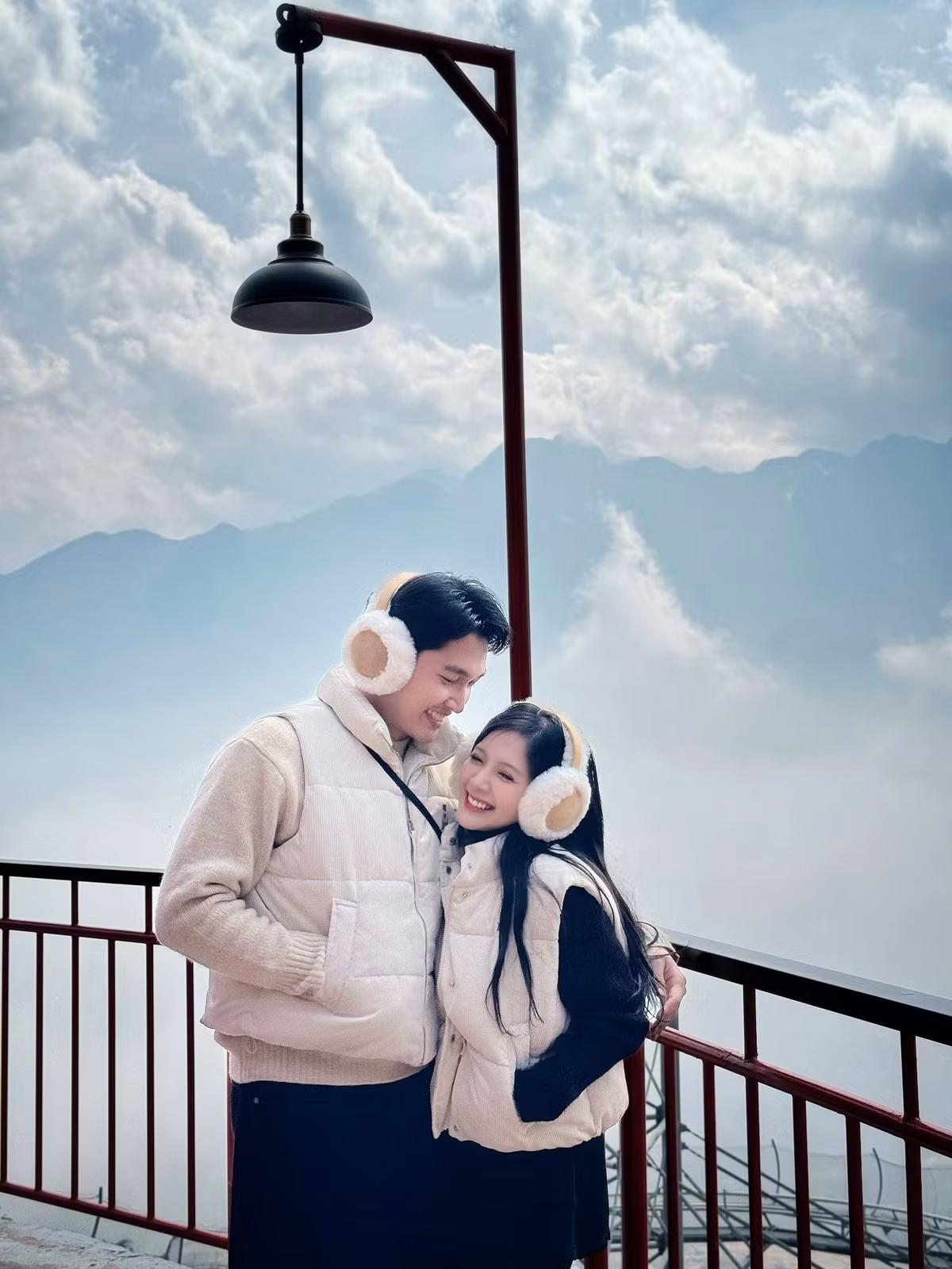 Đình Tú hạnh phúc bên vợ sắp cưới Ngọc Huyền. Ảnh: FB Nguyễn Đình Tú