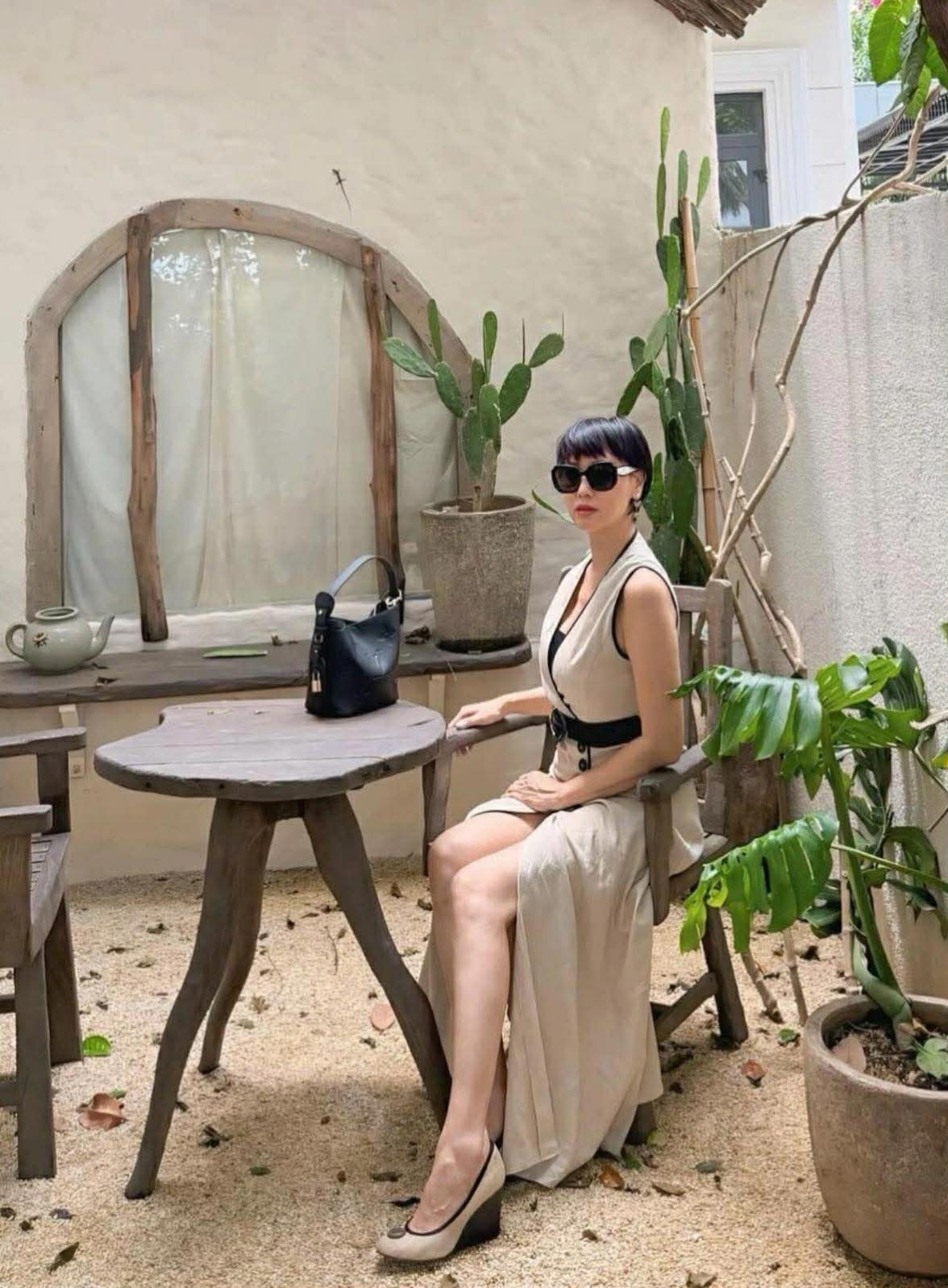 Đặc biệt, phong cách thời trang của bà được đánh giá cao bởi sự thanh lịch, hiện đại nhưng không kém phần trẻ trung.