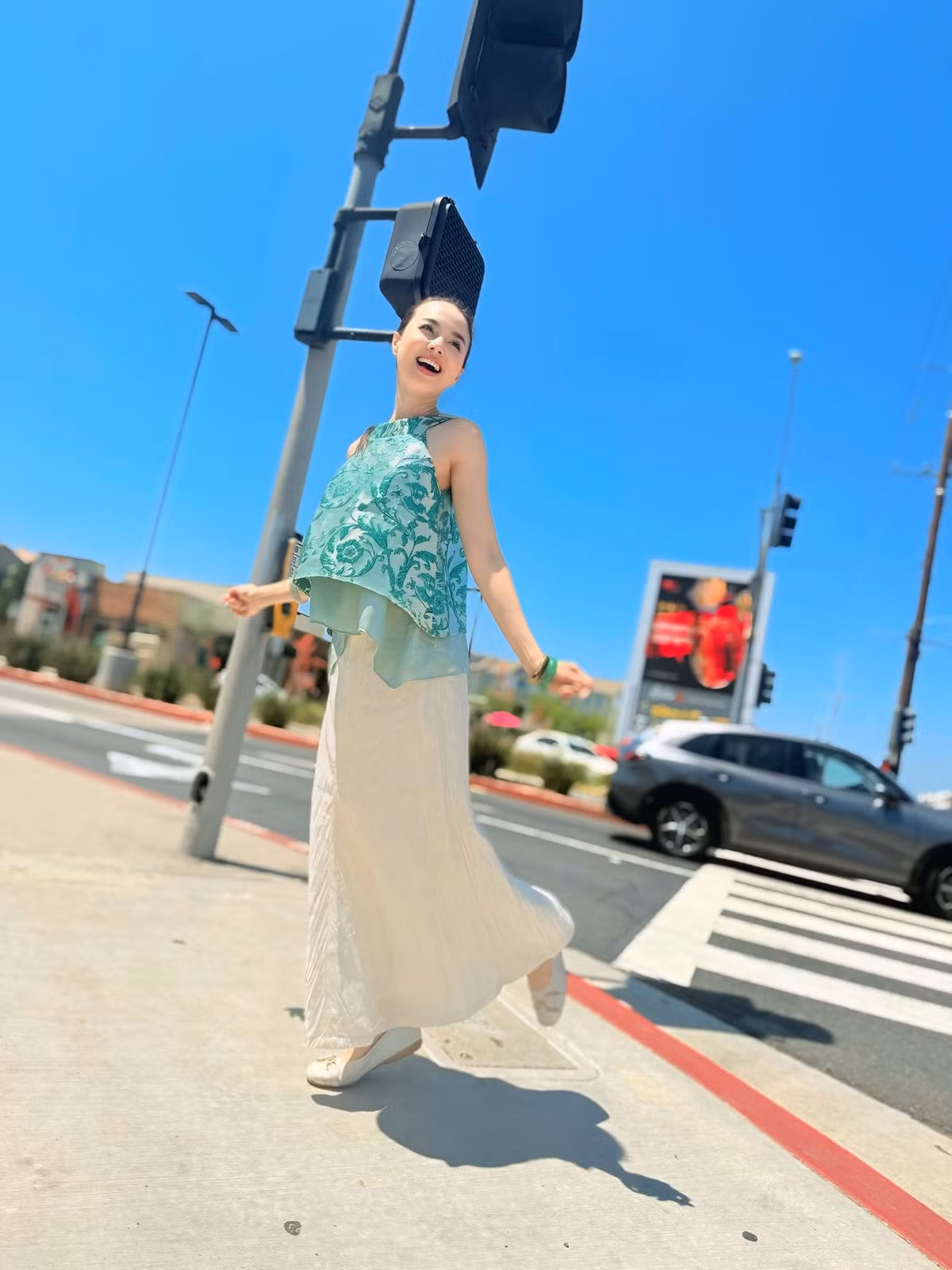 Trong những bức ảnh, Đinh Ngọc Diệp diện trang phục áo yếm dịu dàng, trẻ trung, khoe vóc dáng thon gọn.