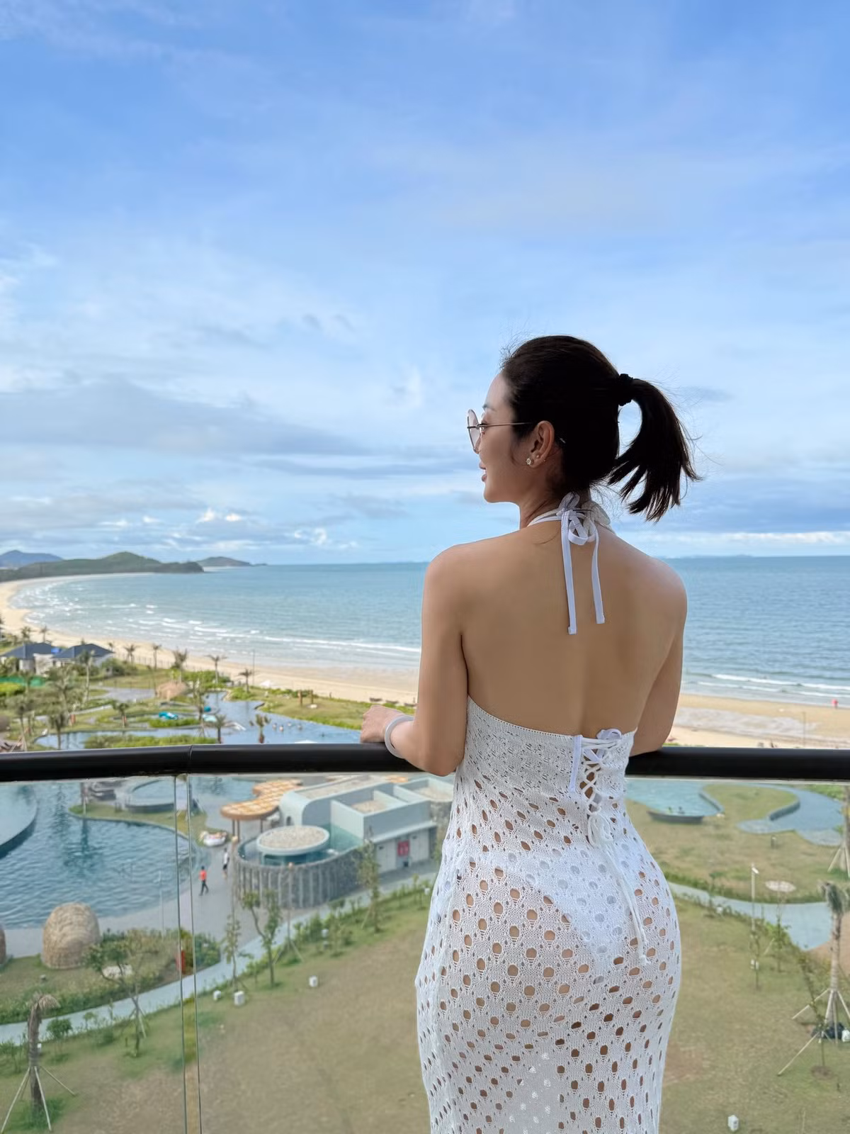 Thiết kế bằng chất liệu len mỏng, hở mảng lớn ở phần ngực giúp bà mẹ bốn con khoe tối đa vòng một đầy đặn. Ảnh: FB Jennifer Pham