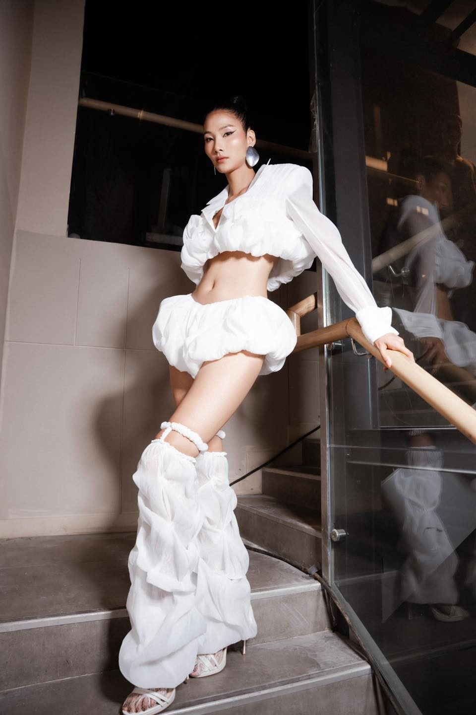 Người mẫu Hoàng Thuỳ diện thiết kế lạ mắt. Ảnh: FB Hoang Thuy