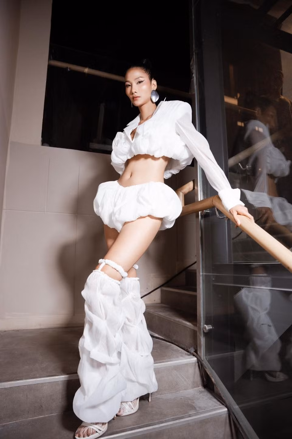 Người mẫu Hoàng Thuỳ diện thiết kế lạ mắt. Ảnh: FB Hoang Thuy