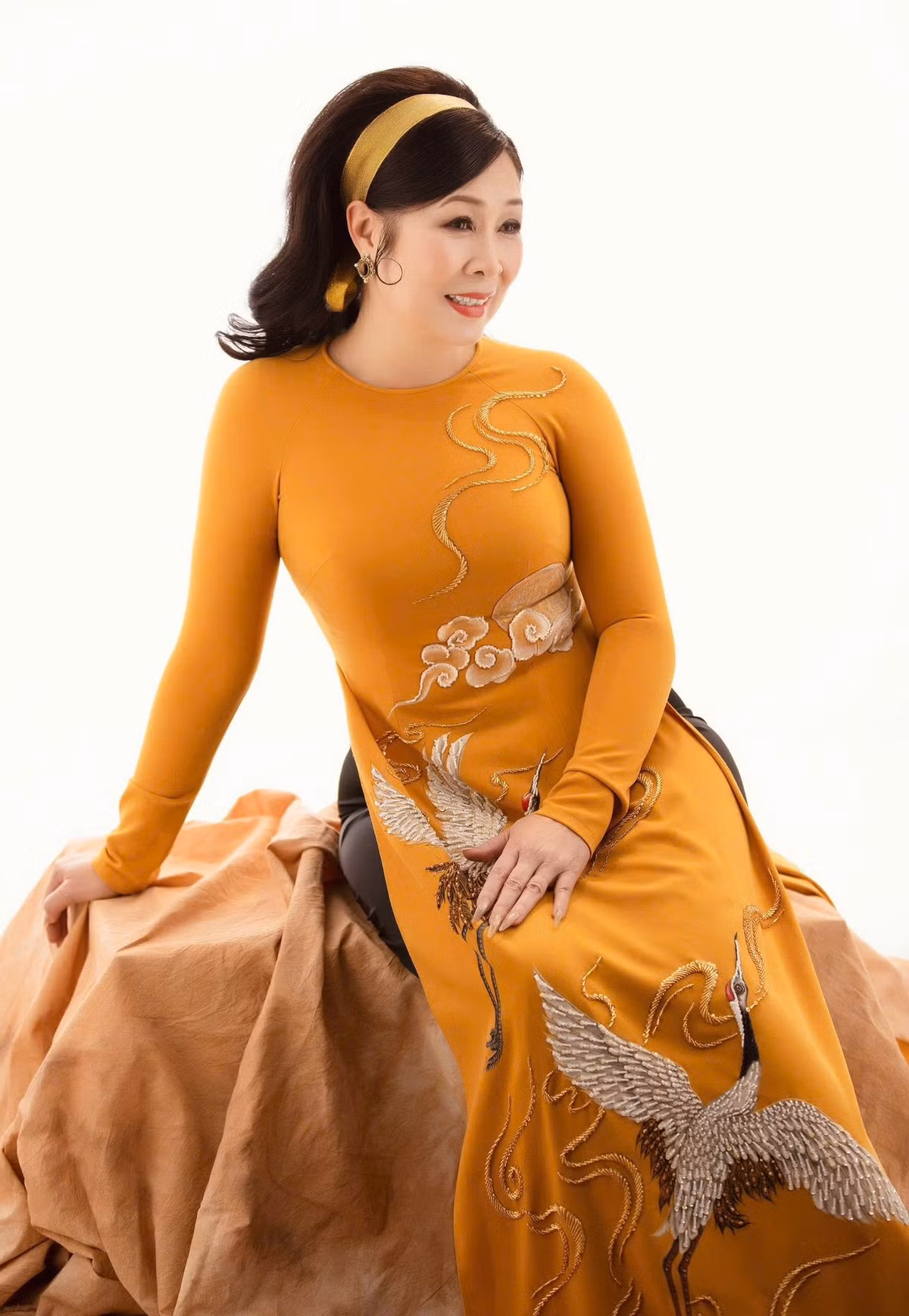 NSND Hồng Vân trẻ trung, rạng rỡ trong bộ ảnh áo dài. Ảnh: FB Hồng Vân